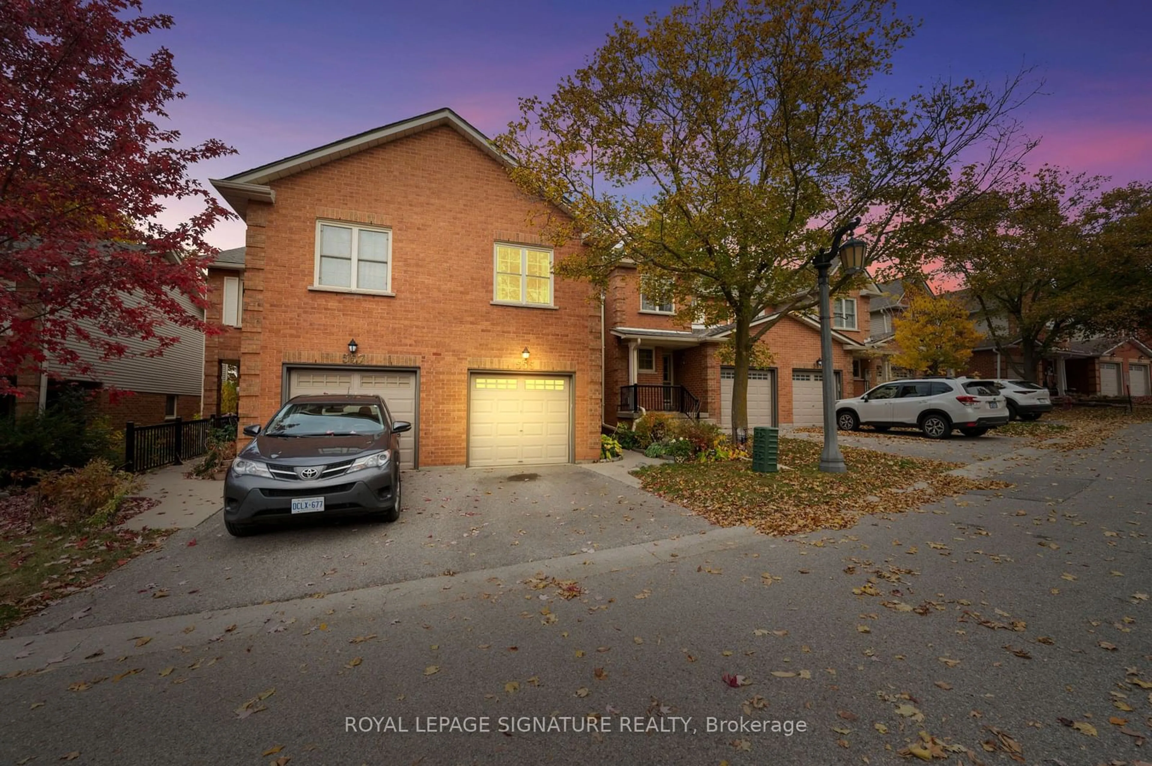 A pic from exterior of the house or condo, the street view for 555 Tara Hill Circ, Aurora Ontario L4G 6H1