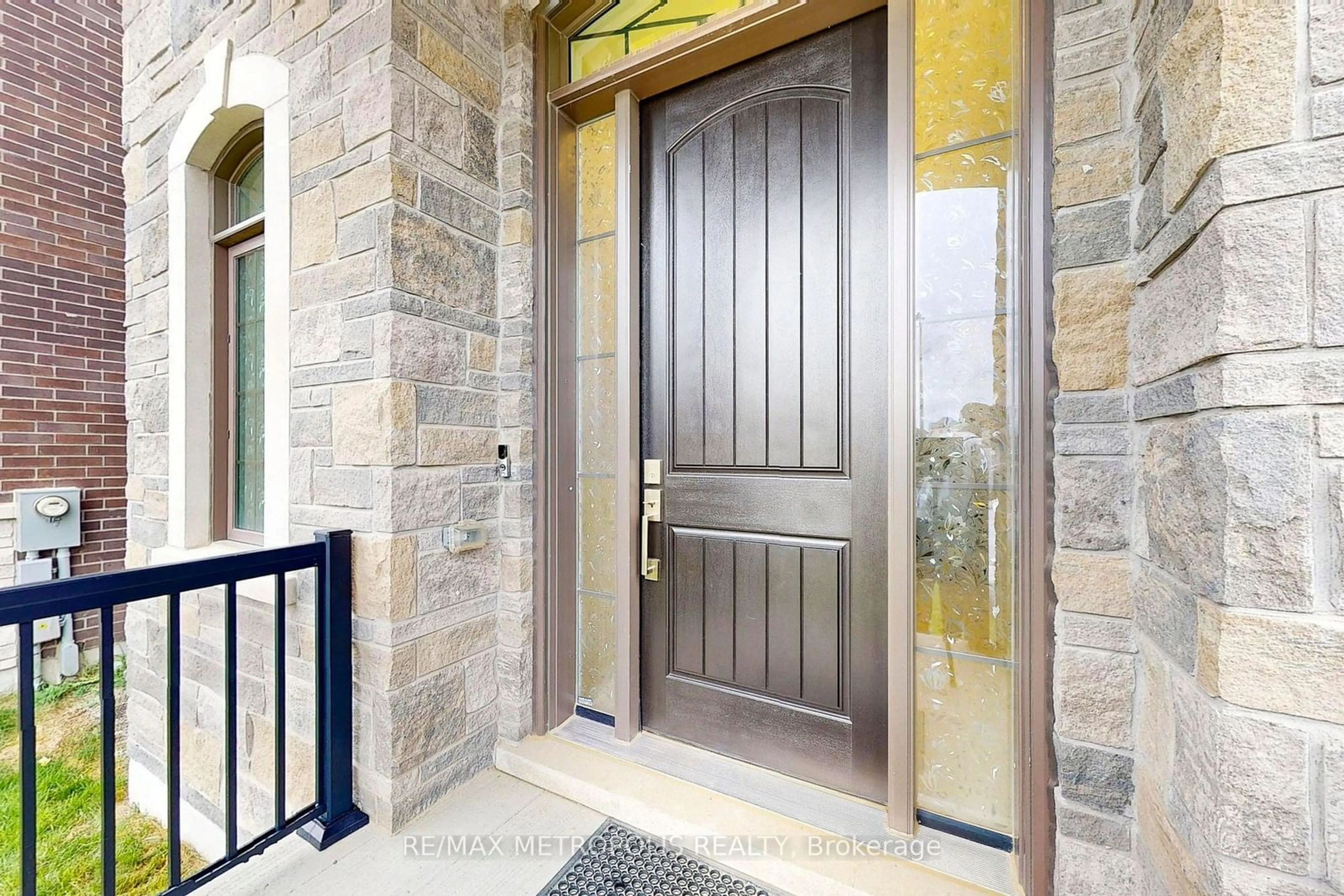 Indoor entryway, wood floors for 100 Ballantyne Blvd, Vaughan Ontario L3L 0E8