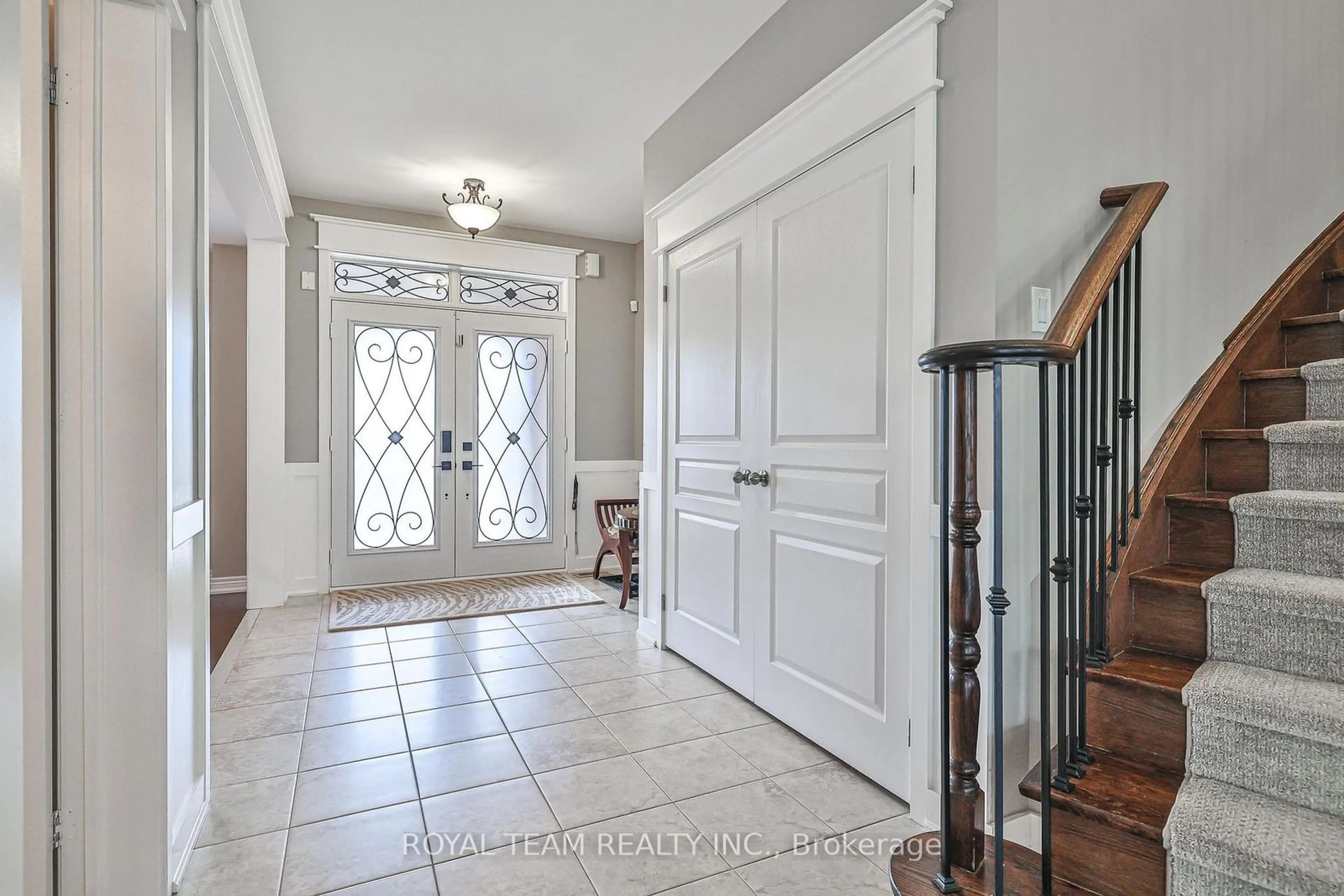 Indoor entryway, wood floors for 84 Wyndham Circ, Georgina Ontario L0E 1R0