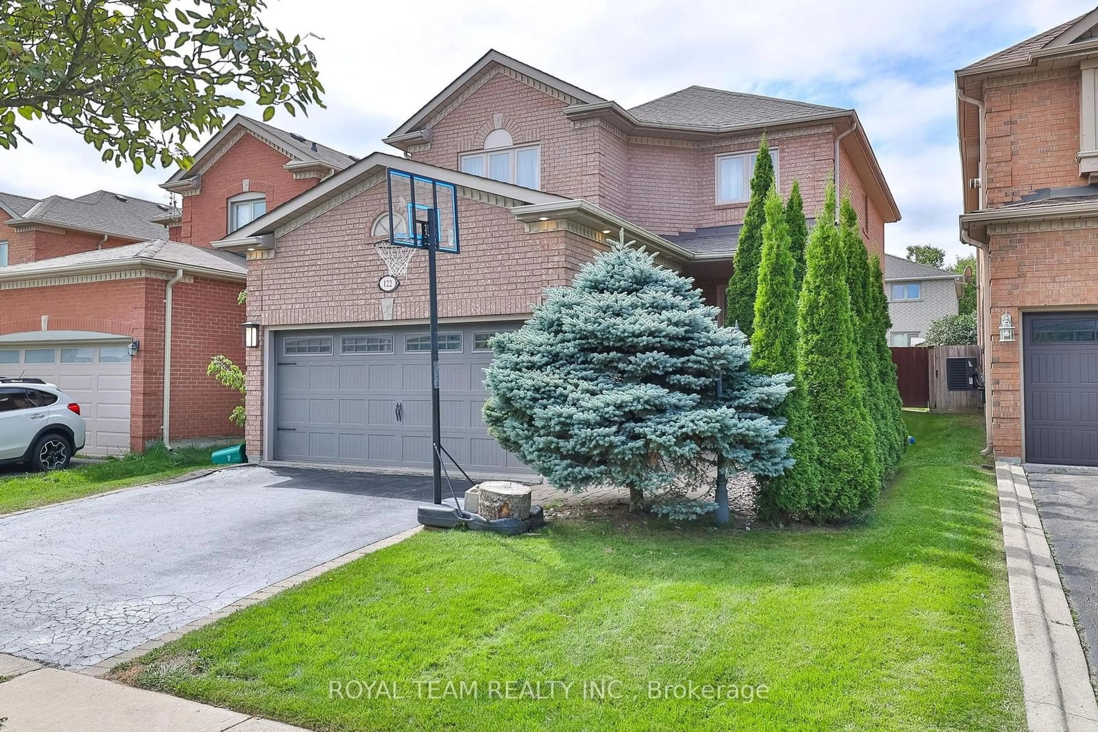 Frontside or backside of a home, the street view for 122 Sweet Water Cres, Richmond Hill Ontario L4S 2B4