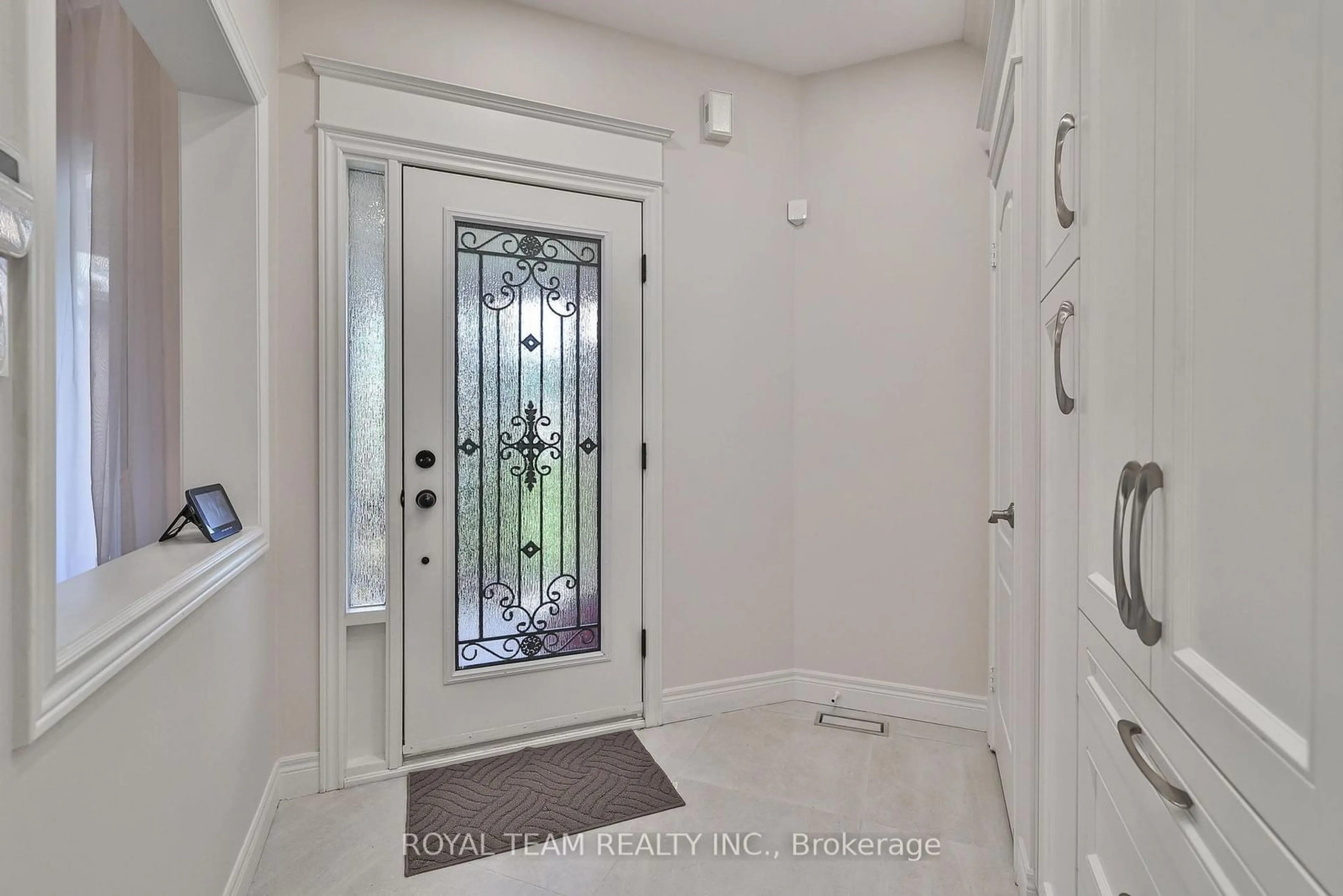 Indoor entryway, wood floors for 122 Sweet Water Cres, Richmond Hill Ontario L4S 2B4