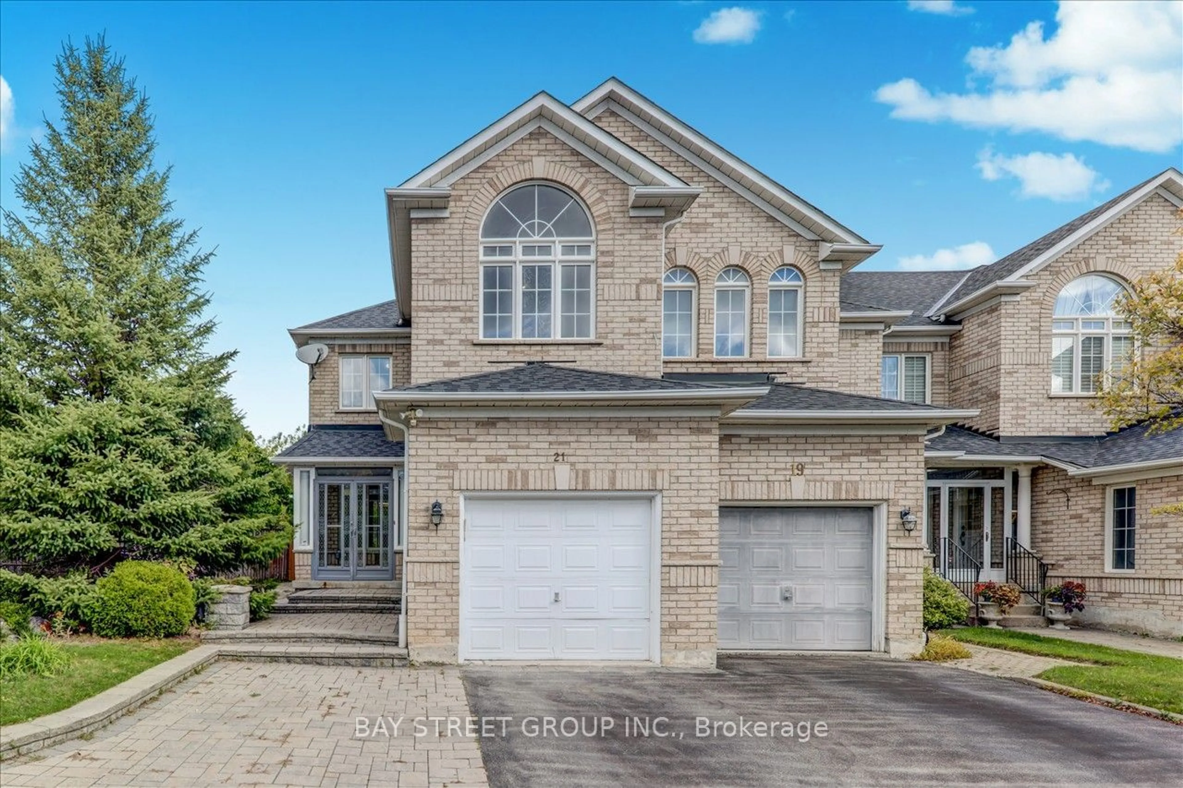 Home with brick exterior material for 21 Debonair Dr, Richmond Hill Ontario L4C 0R2