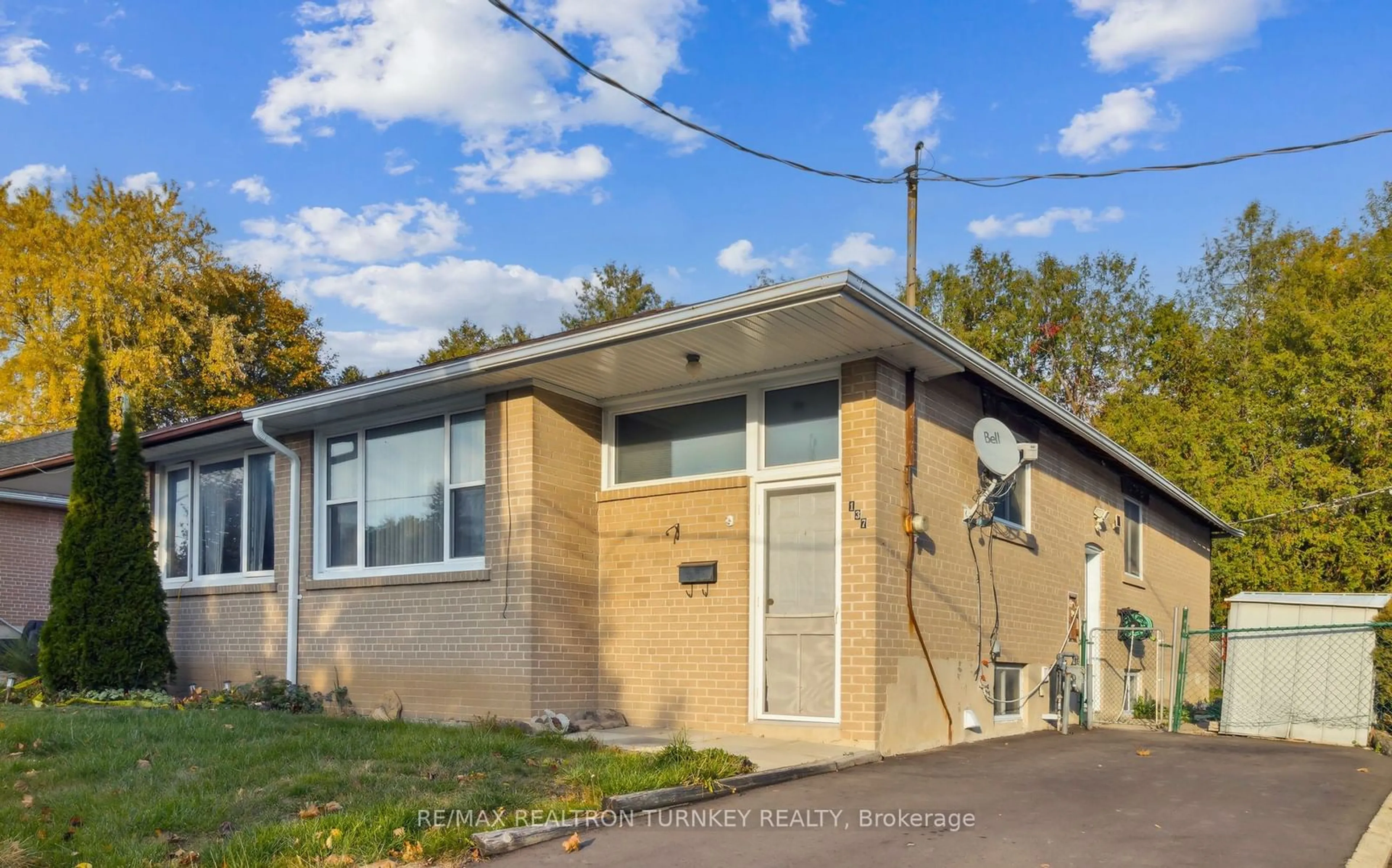 A pic from exterior of the house or condo, the front or back of building for 137 Willow Lane, Newmarket Ontario L3Y 4J1