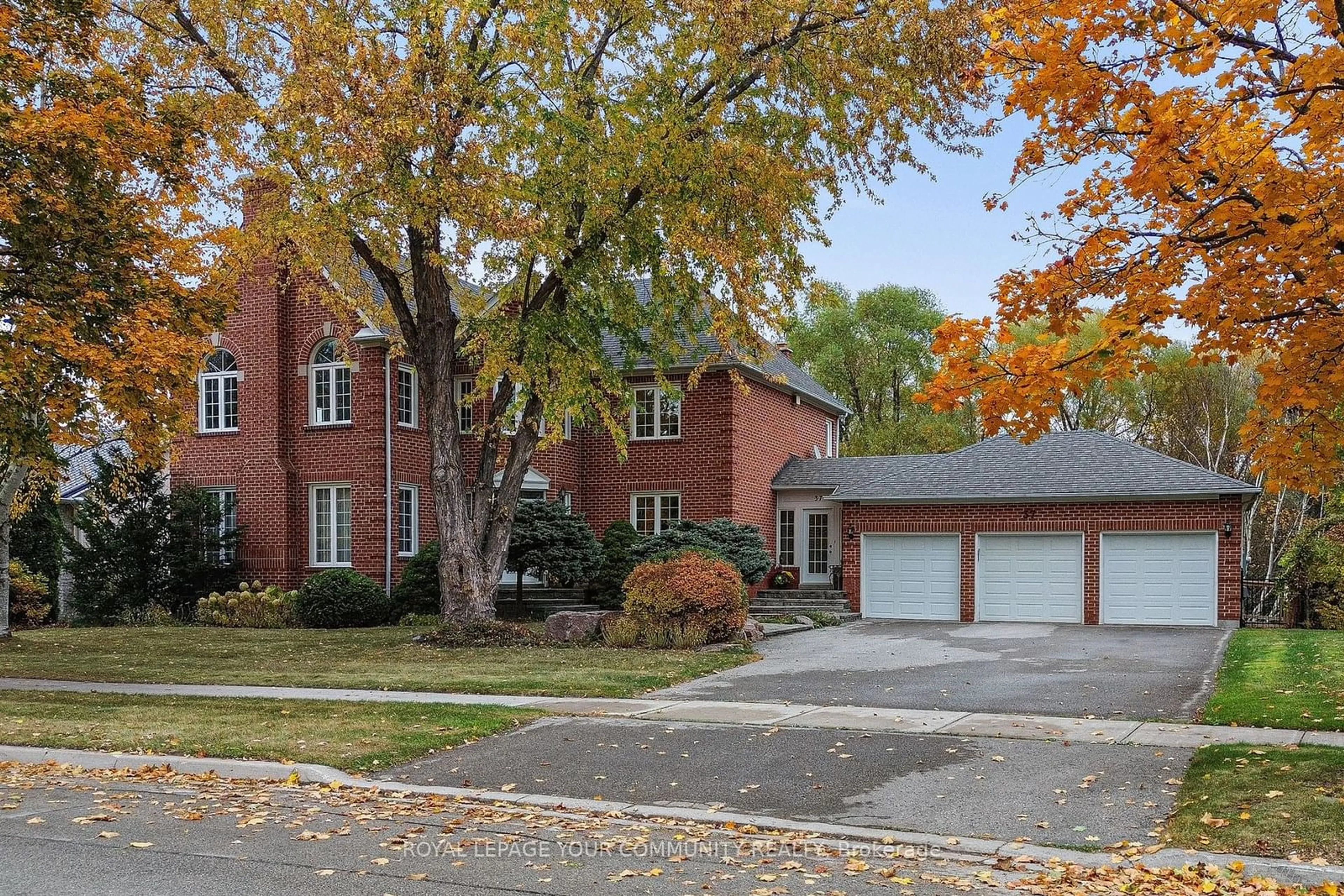 A pic from exterior of the house or condo, the street view for 37 Willow Farm Lane, Aurora Ontario L4G 6K1