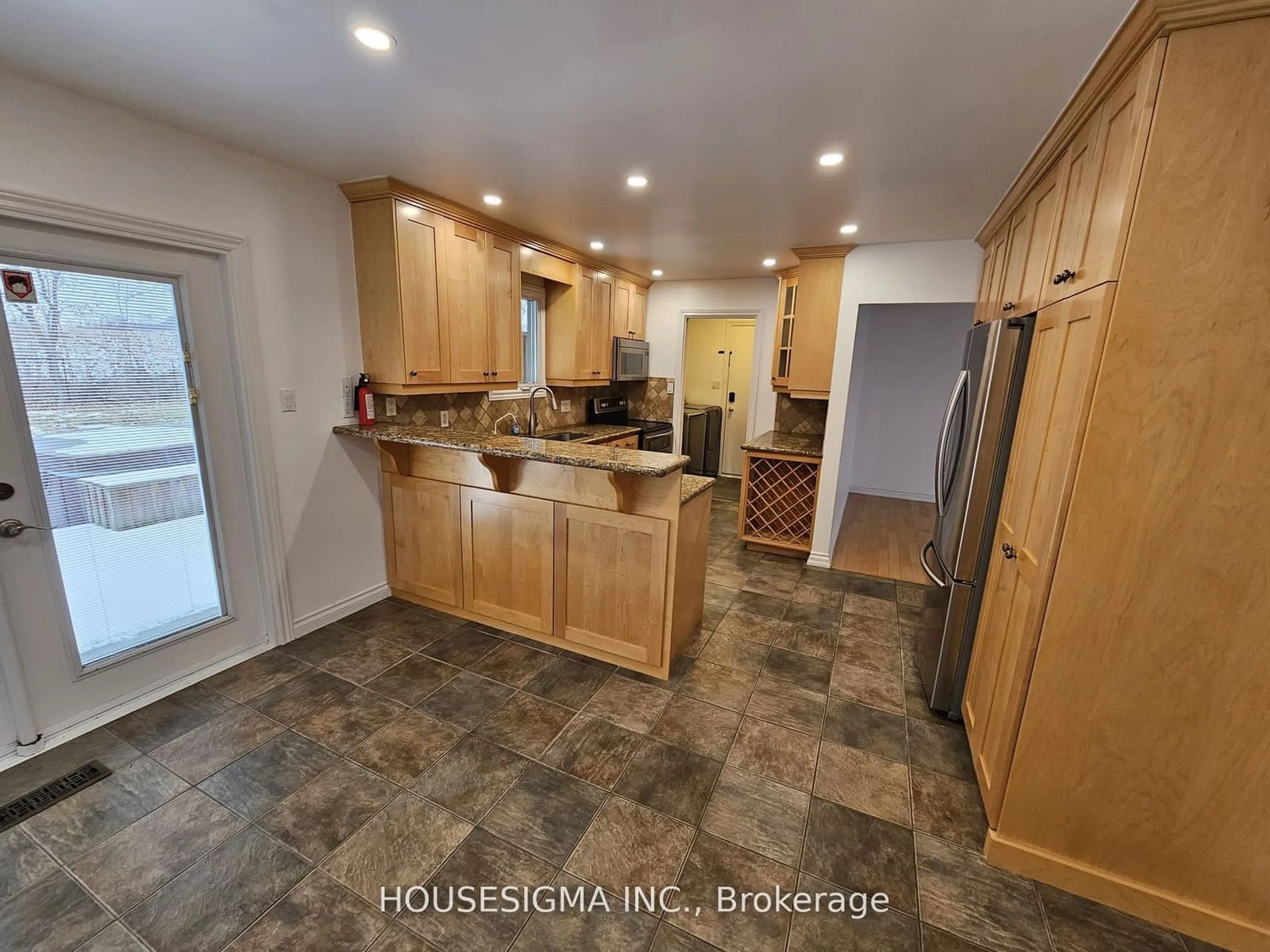 Open concept kitchen for 176 Old Homestead Rd, Georgina Ontario L4P 3C8