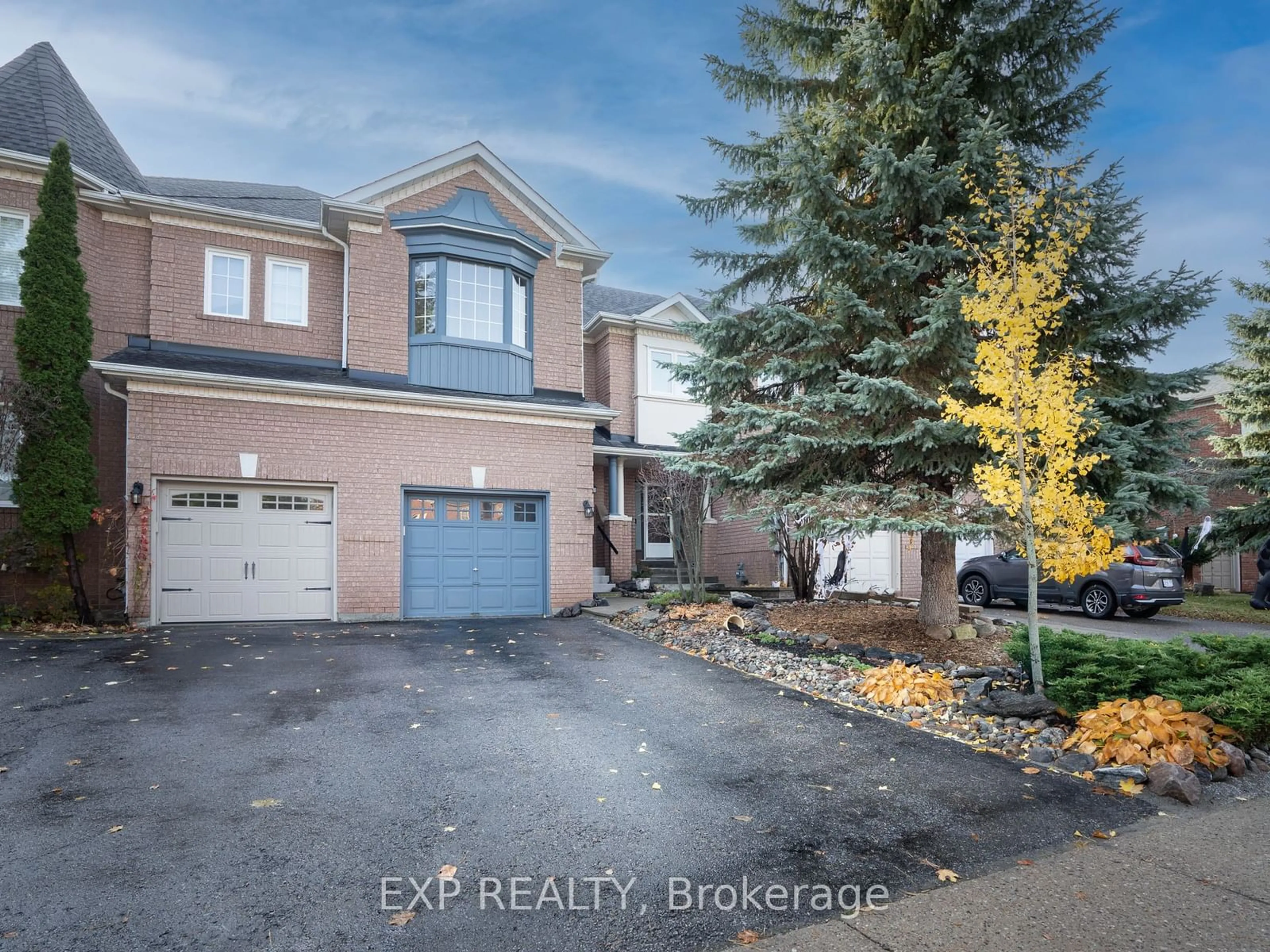 A pic from exterior of the house or condo, the street view for 286 Denise Circ, Newmarket Ontario L3X 2J9