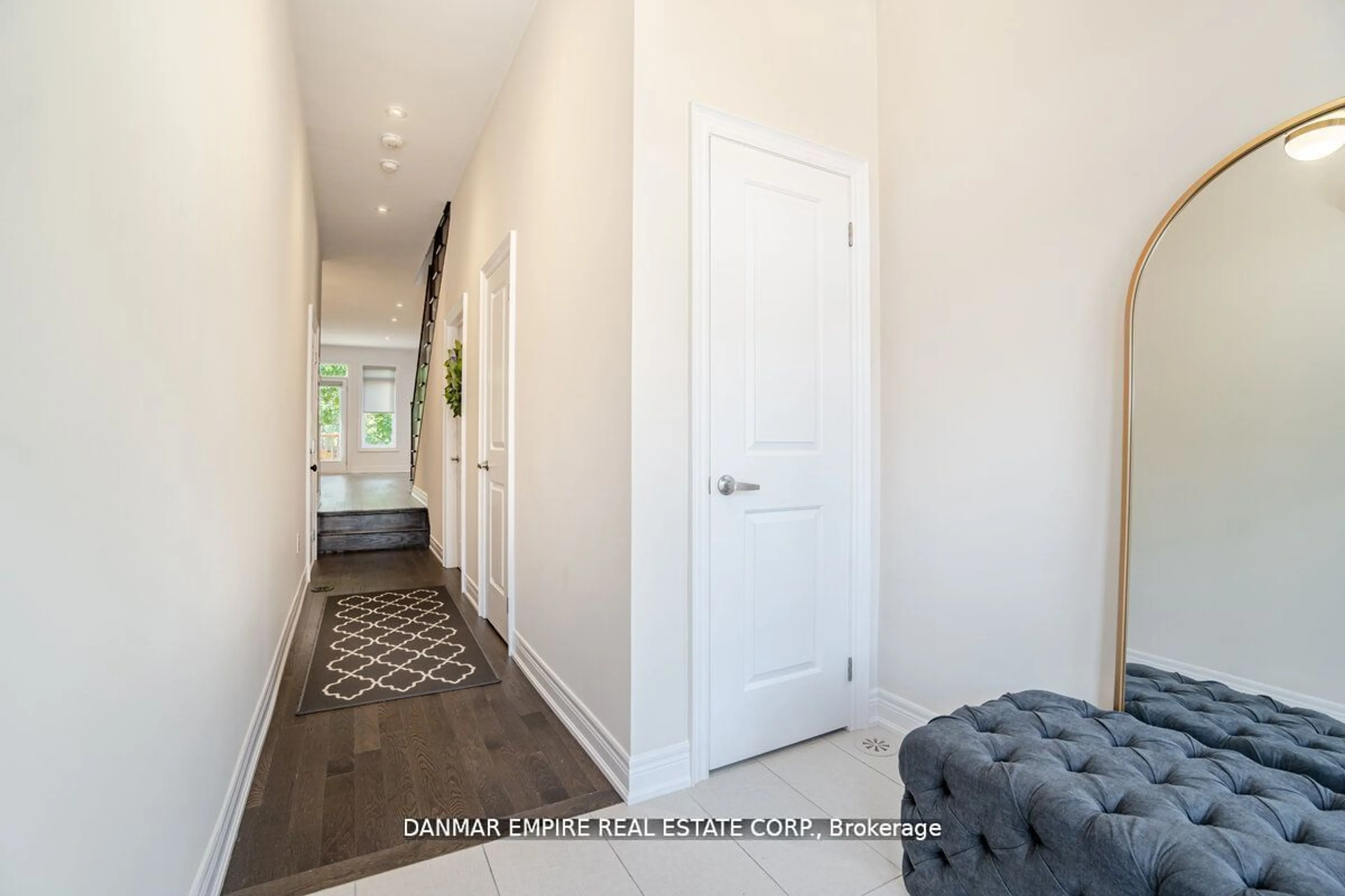 Indoor entryway, carpet floors for 31 Hiawatha Crt, Vaughan Ontario L4L 0J2