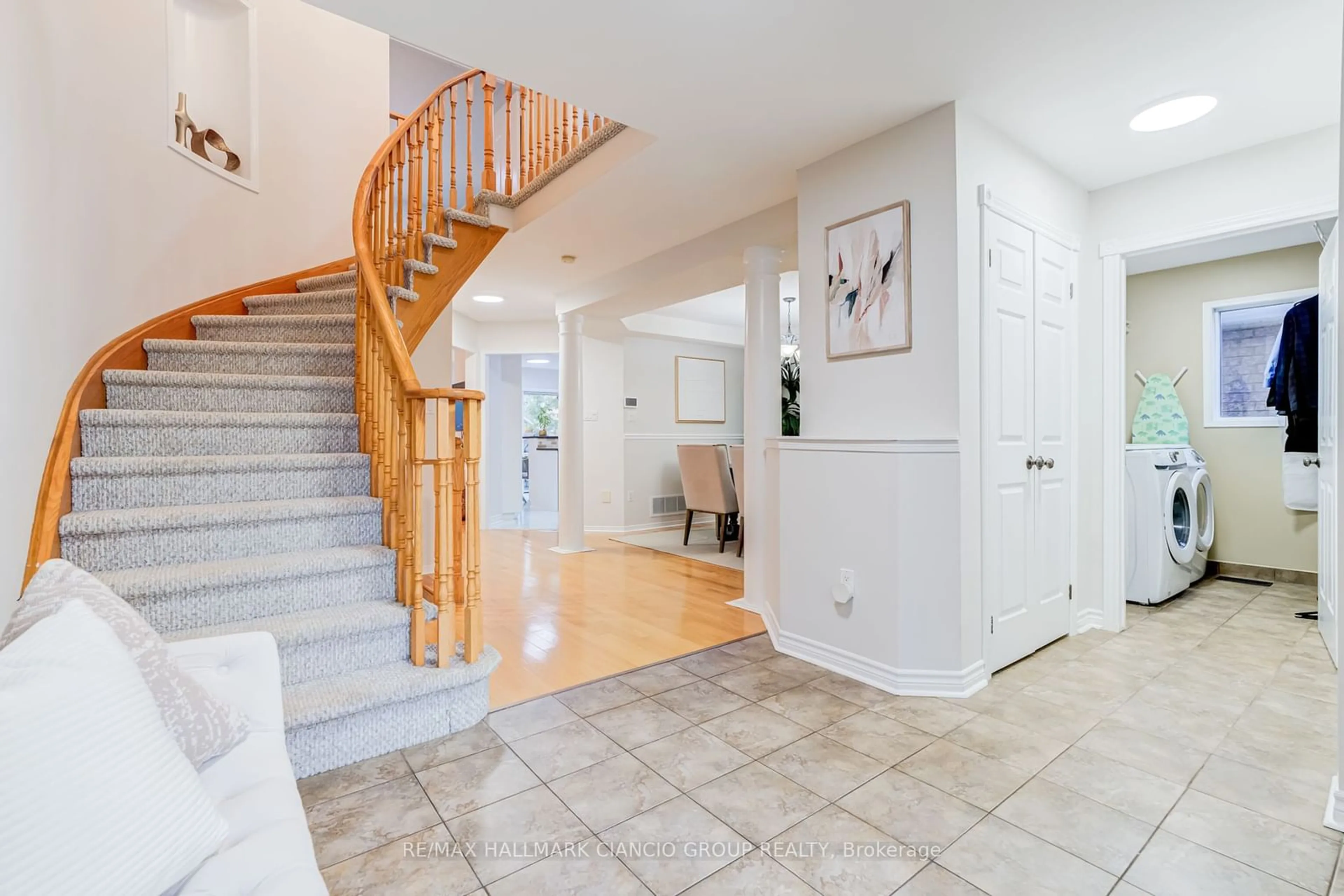 Indoor entryway, wood floors for 126 Rush Rd, Aurora Ontario L4G 7G5