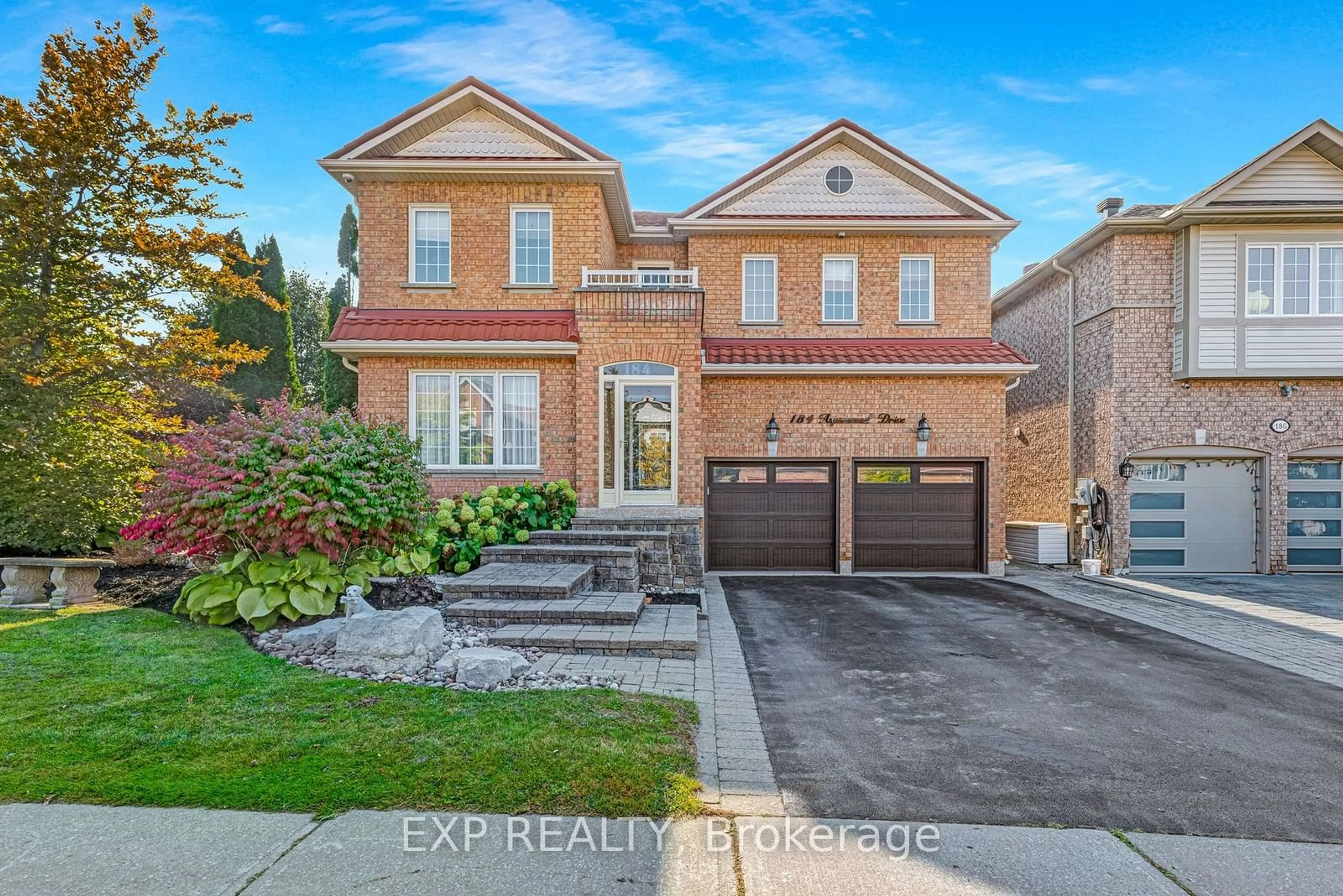 Frontside or backside of a home, the street view for 184 Aspenwood Dr, Newmarket Ontario L3X 2X3