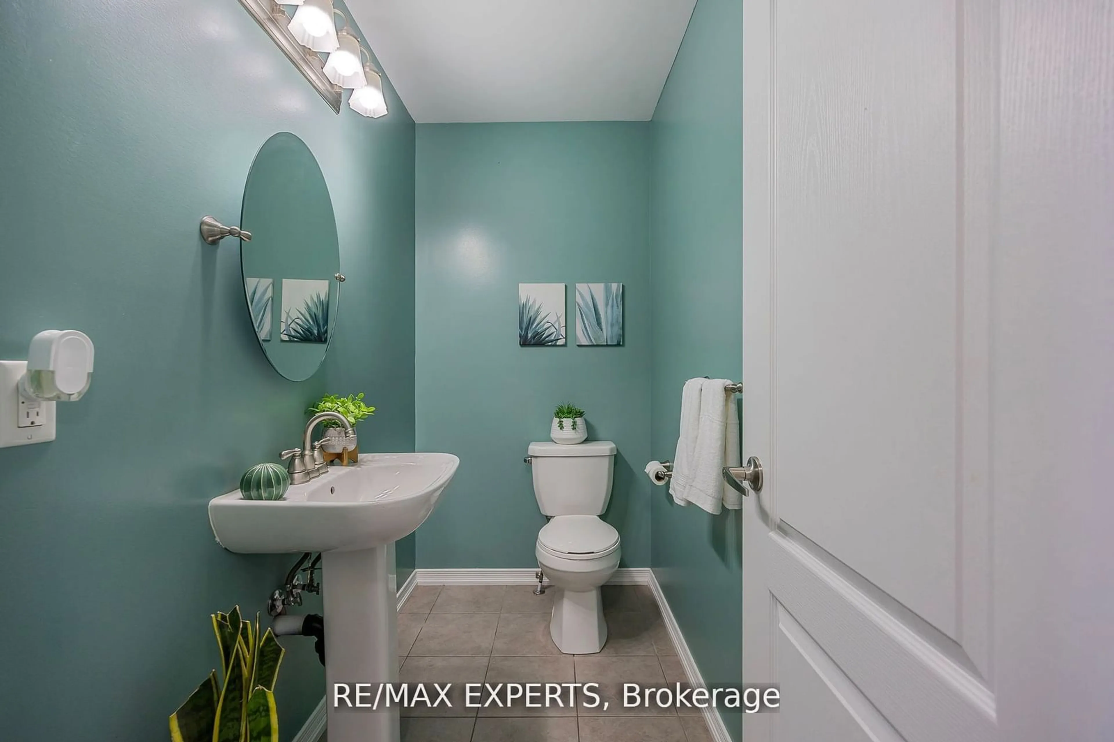 Bathroom for 2150 Galloway St, Innisfil Ontario K6H 5R6