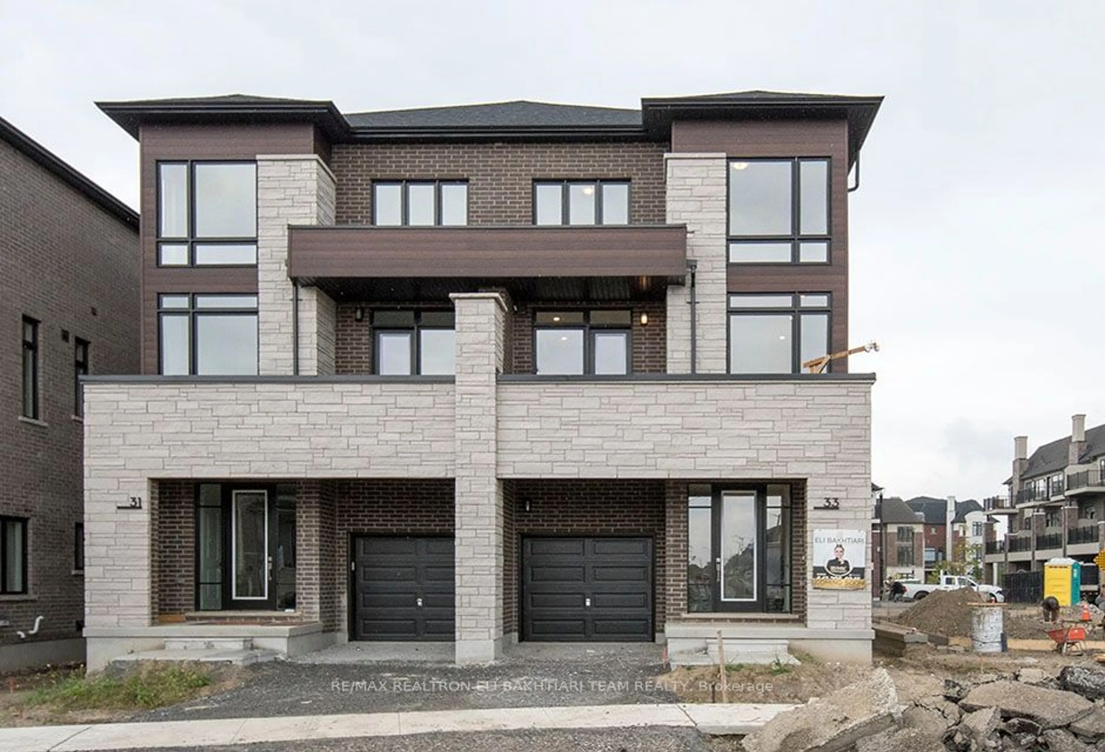 A pic from exterior of the house or condo, the front or back of building for 33 Seguin St, Richmond Hill Ontario L4E 2X5