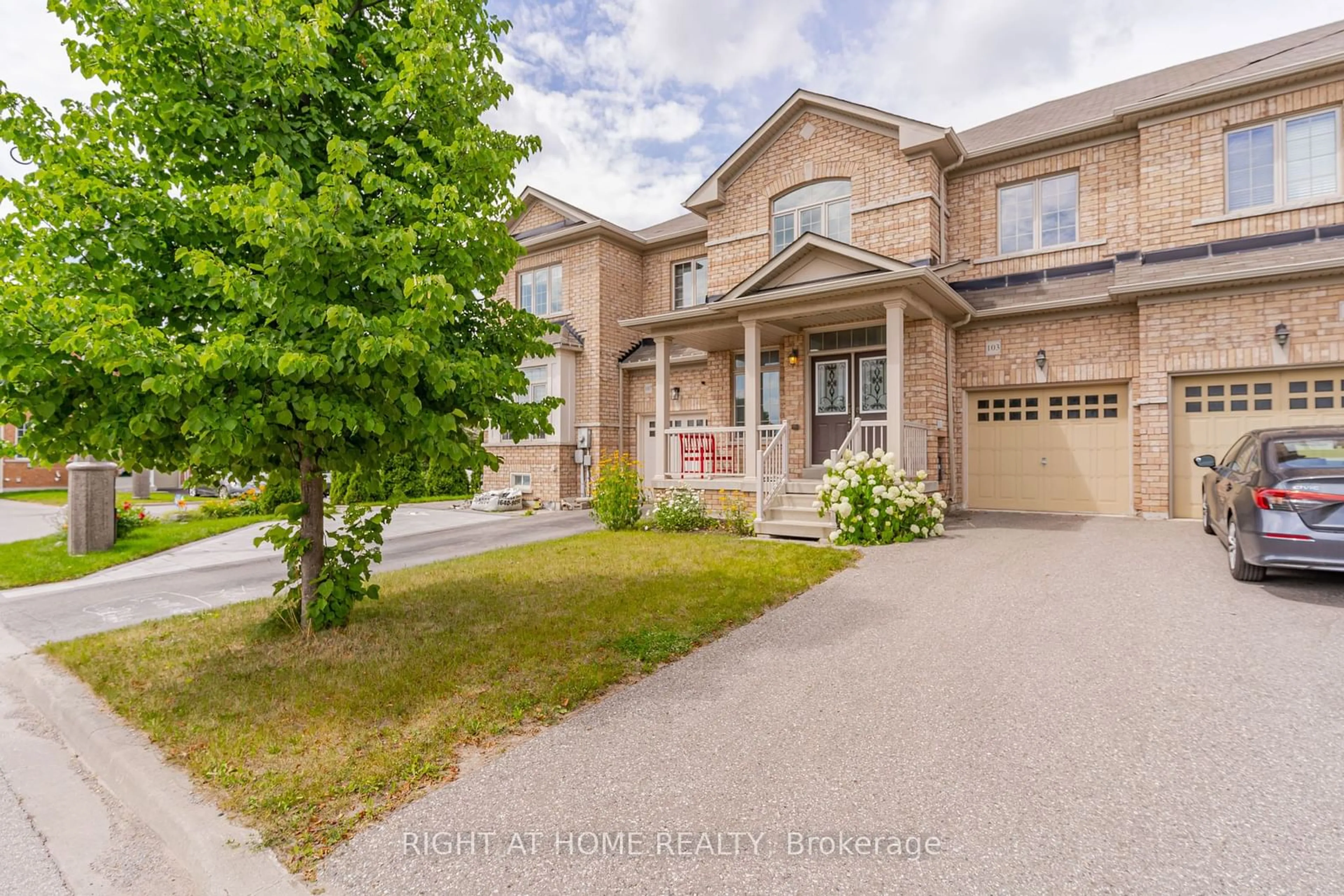 Frontside or backside of a home, the street view for 103 Durhamview Cres, Whitchurch-Stouffville Ontario L4A 1S2