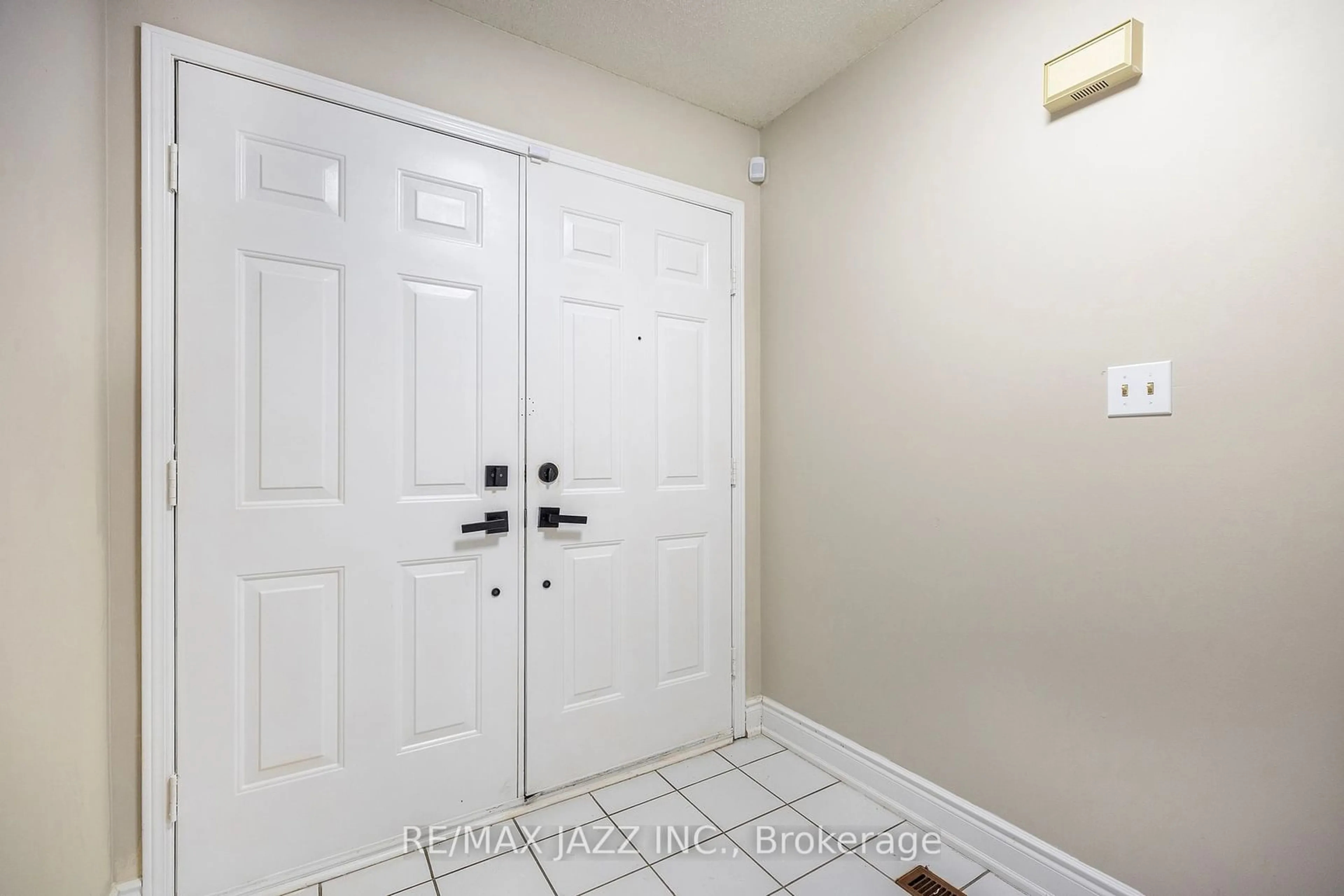 Indoor entryway, unknown floor for 50 Squire Dr, Richmond Hill Ontario L4S 1C6