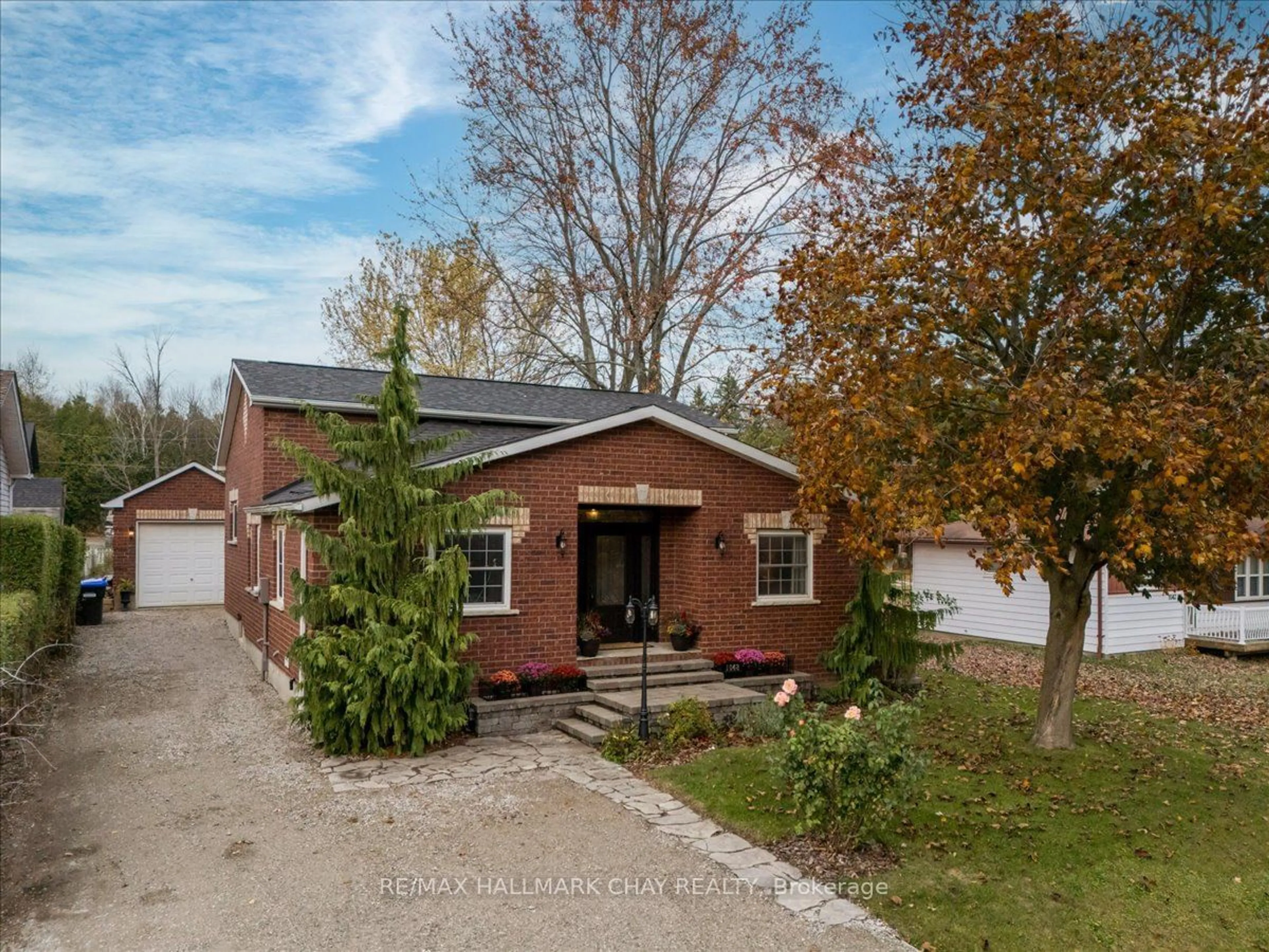 Frontside or backside of a home, cottage for 1048 Fern Rd, Innisfil Ontario L0L 1C0