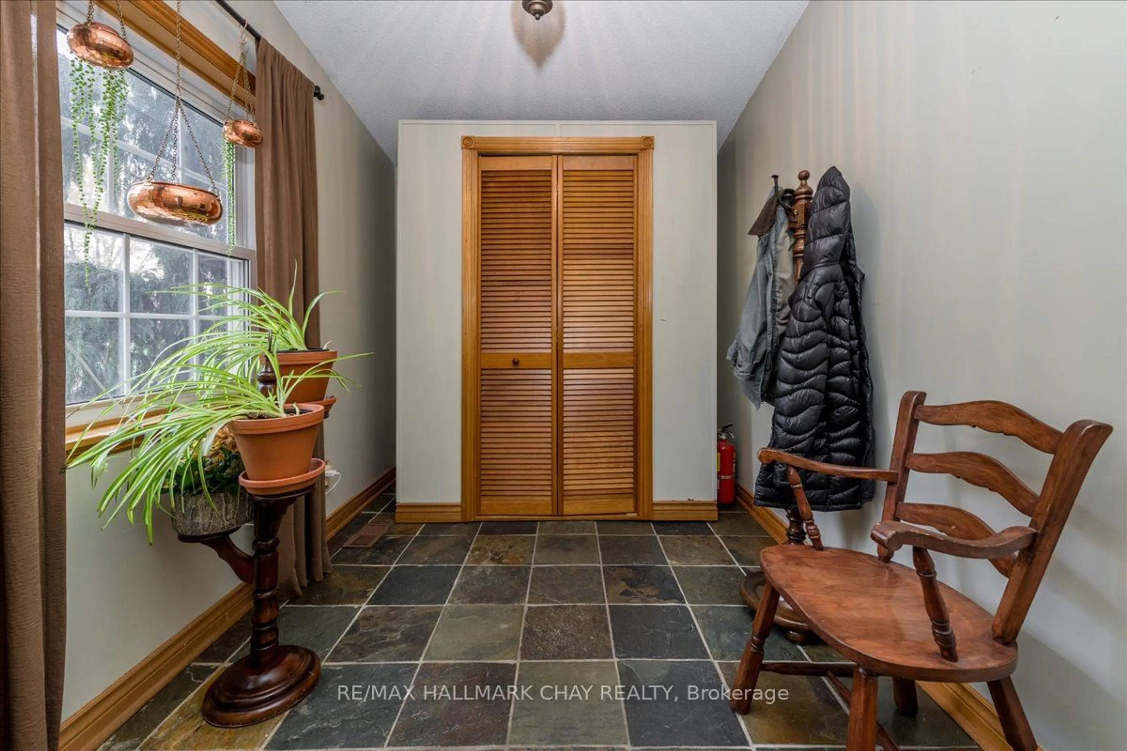 Indoor entryway, wood floors for 1048 Fern Rd, Innisfil Ontario L0L 1C0