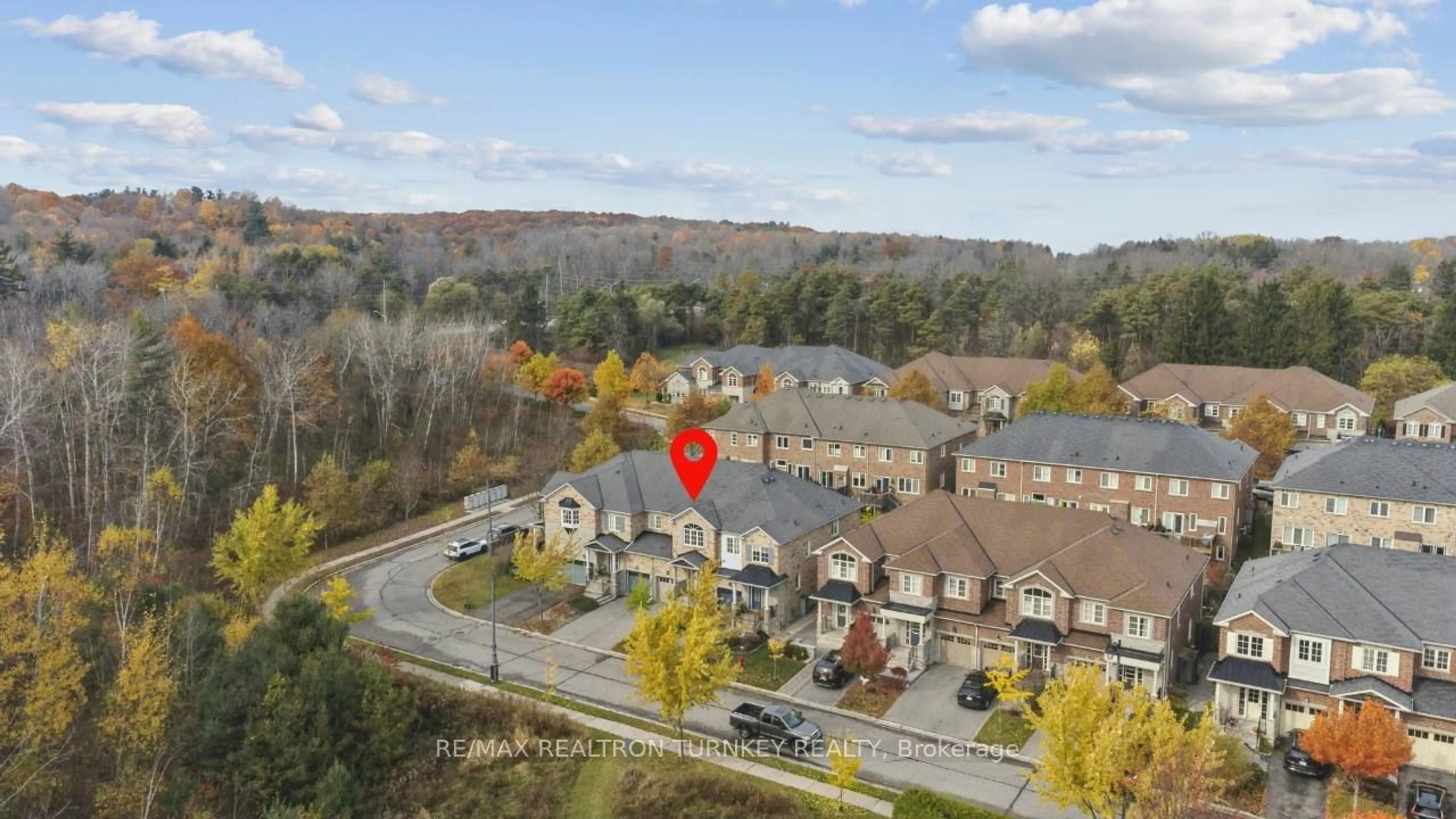 A pic from exterior of the house or condo, the street view for 334 William Dunn Cres, Newmarket Ontario L3X 3L3