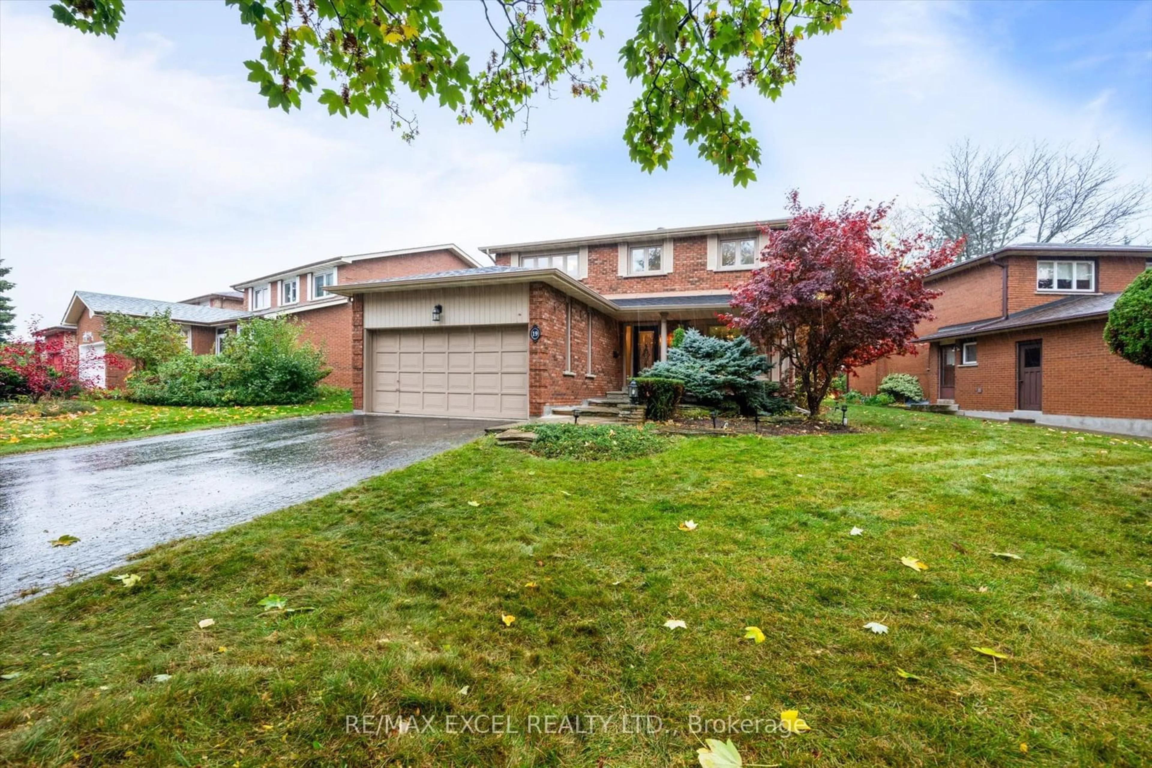 Frontside or backside of a home, the street view for 19 Sycamore Dr, Markham Ontario L3T 5V3