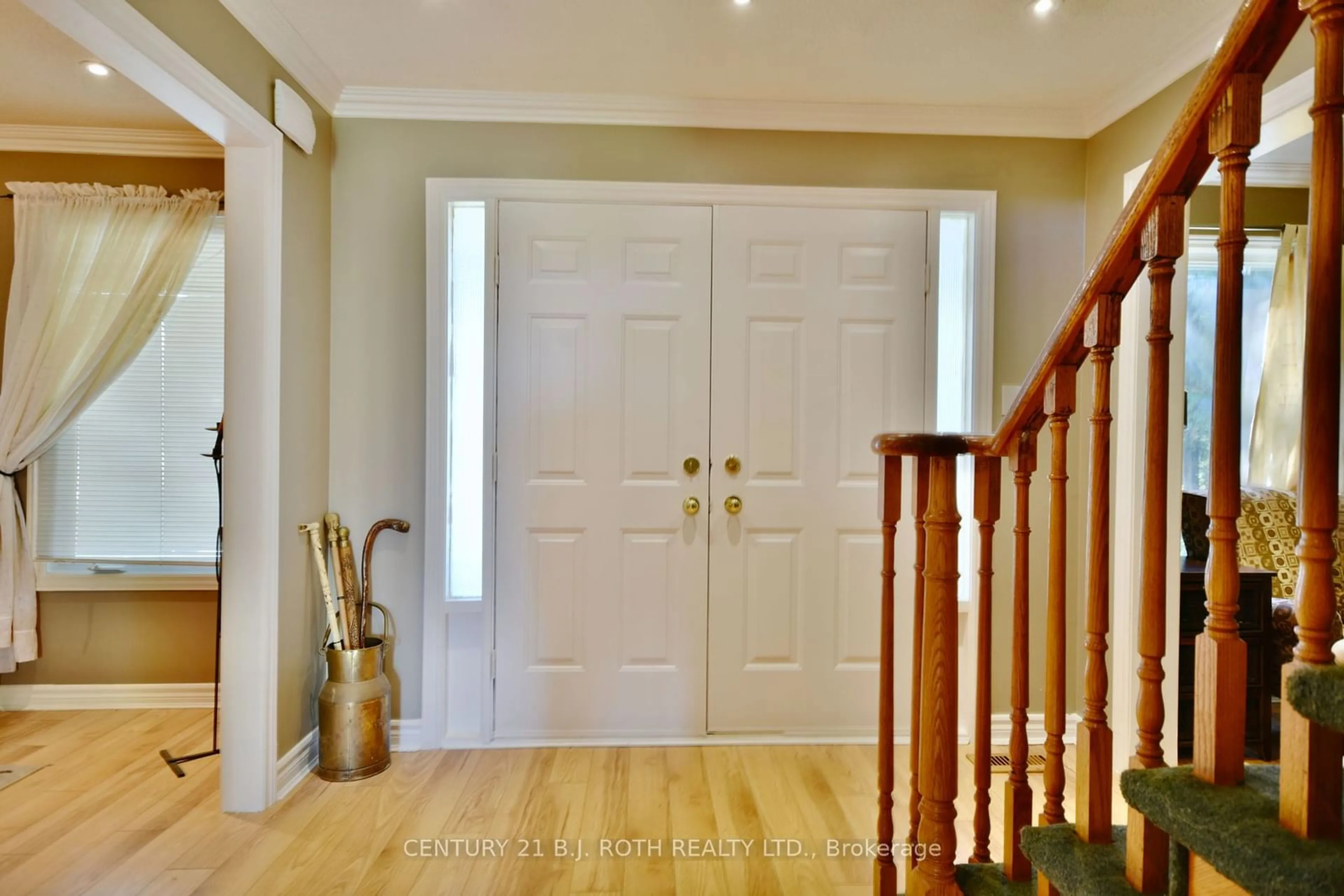 Indoor entryway, wood floors for 2094 Fennell Dr, Innisfil Ontario L0L 1R0