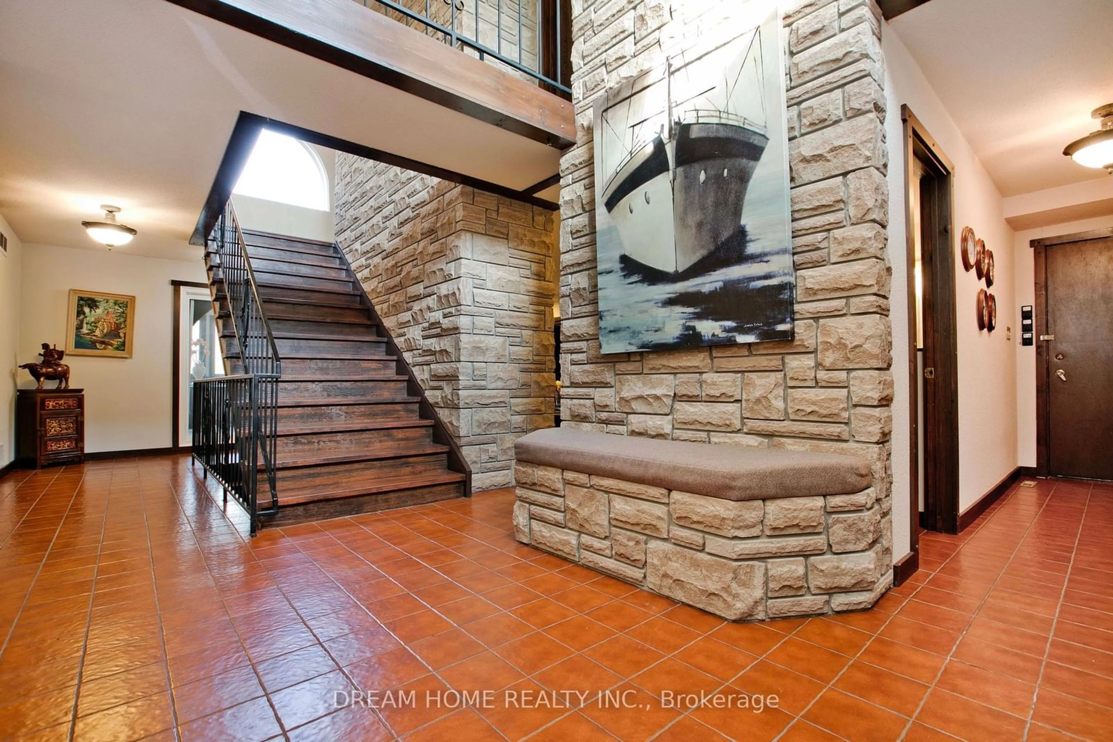 Indoor foyer, ceramic floors for 21830 Mccowan Rd, East Gwillimbury Ontario L0G 1M0