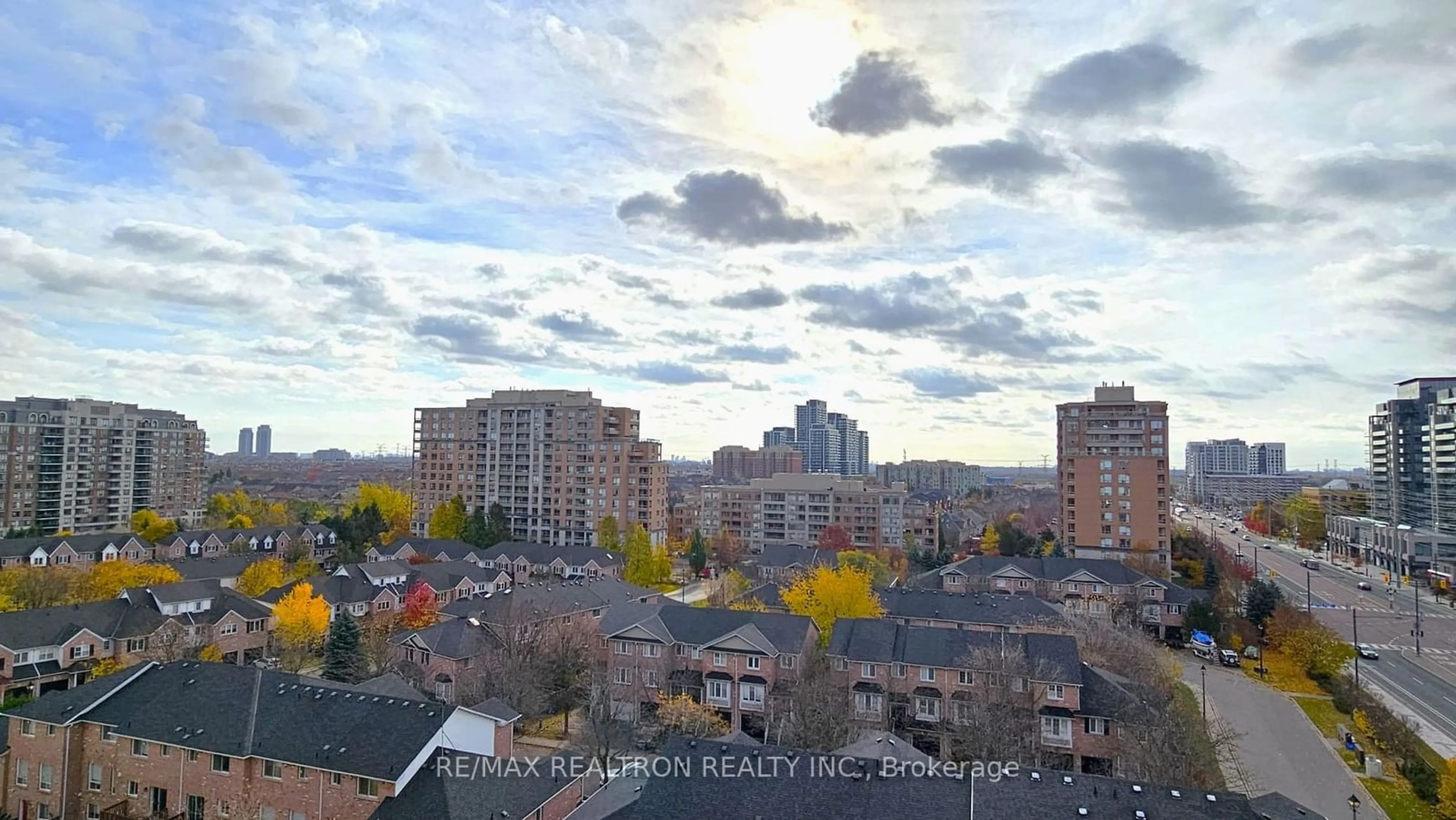 A pic from exterior of the house or condo, the view of city buildings for 9191 Yonge St #901, Richmond Hill Ontario L4C 1E2