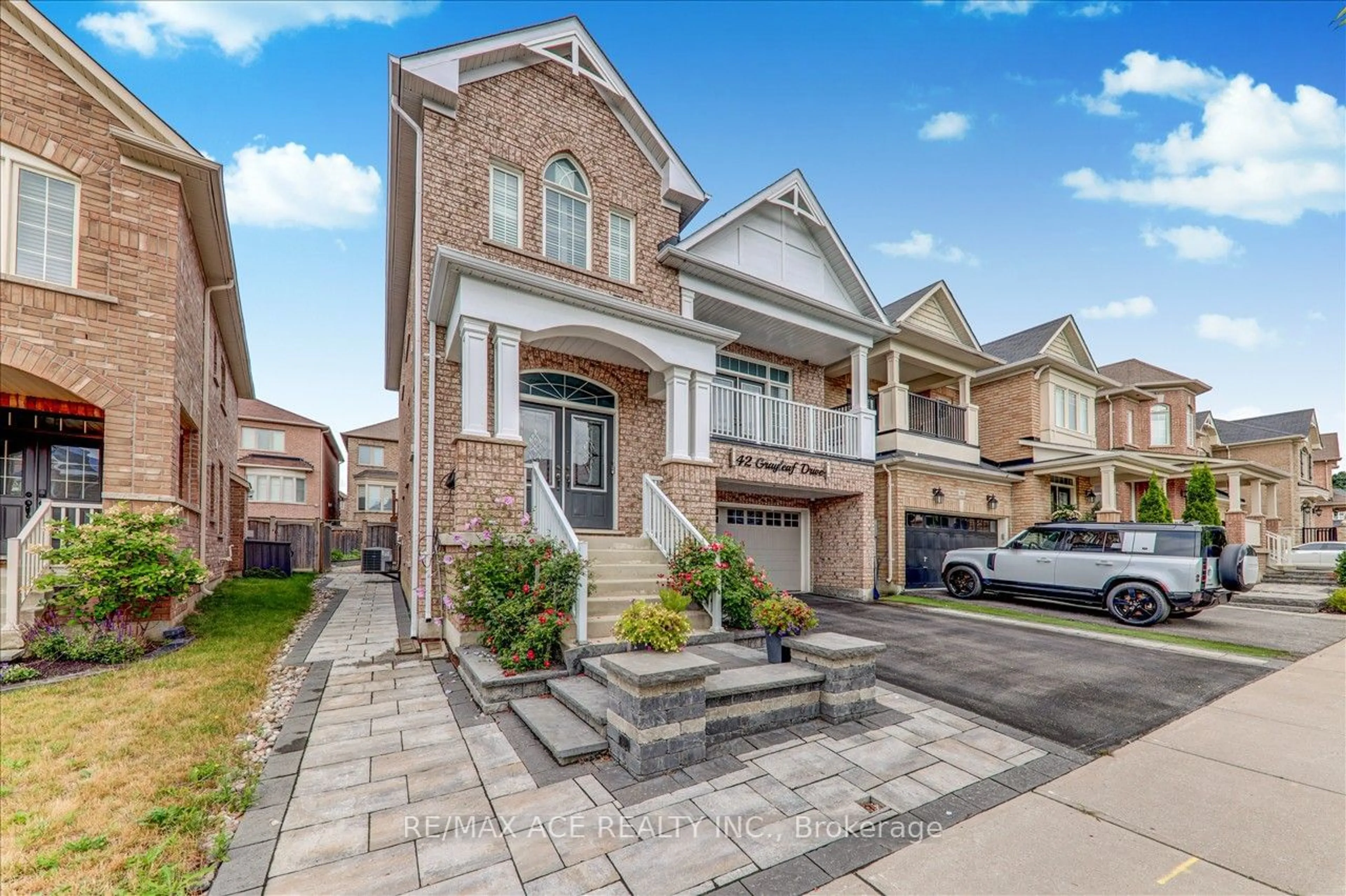 A pic from exterior of the house or condo, the street view for 42 Grayleaf Dr, Whitchurch-Stouffville Ontario L4A 1S8