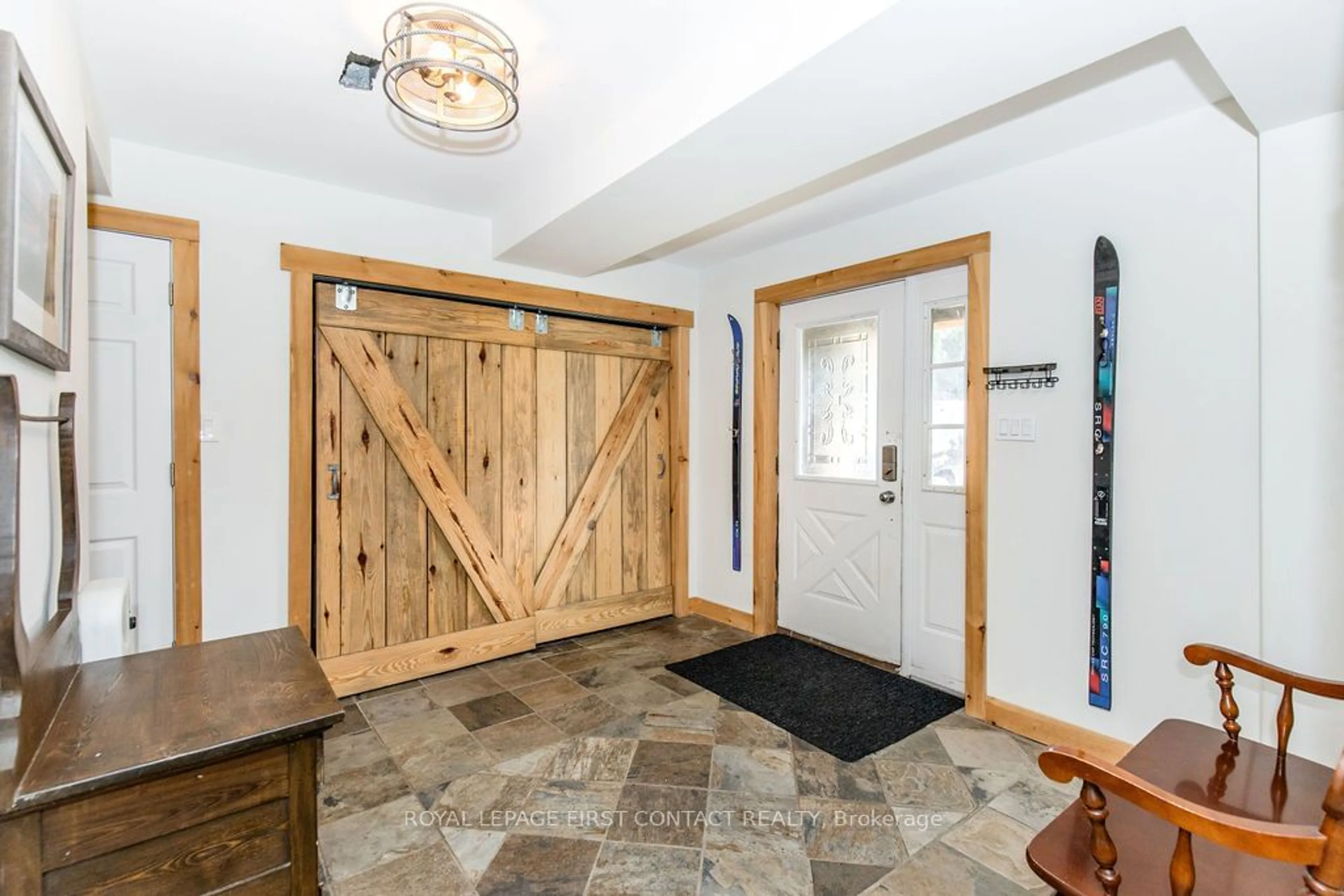 Indoor entryway, wood floors for 12 Birch Grove Dr, Oro-Medonte Ontario L4M 4Y8