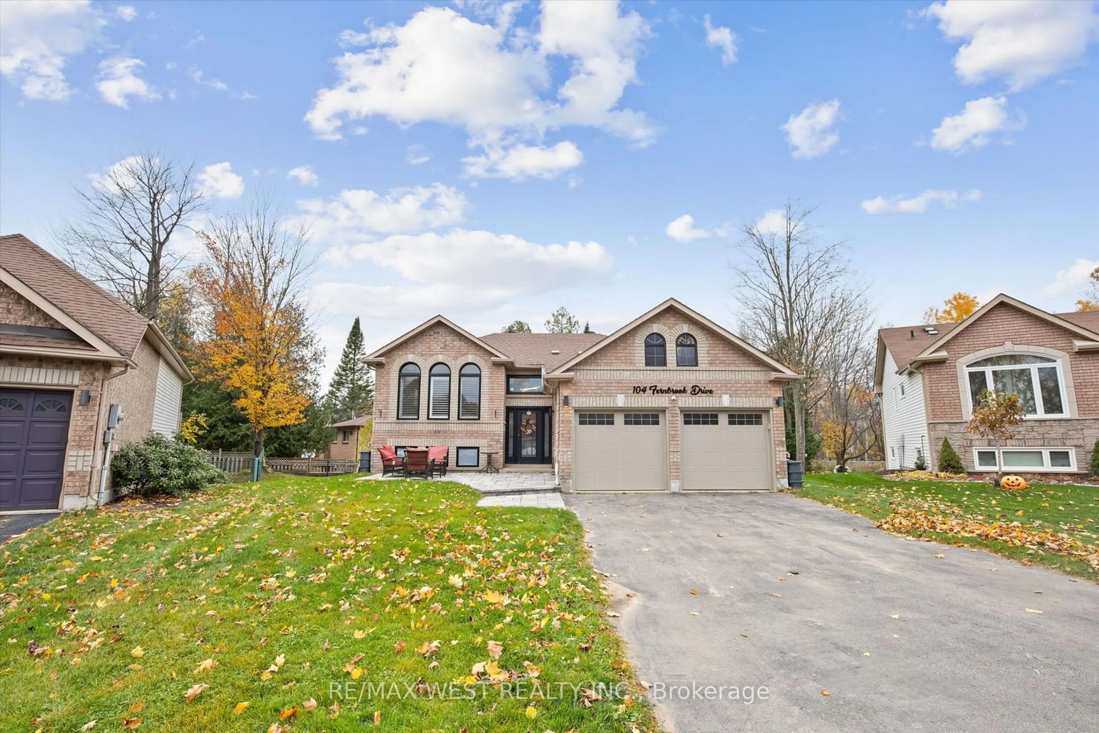 Frontside or backside of a home, the street view for 104 Fernbrook Dr, Wasaga Beach Ontario L9Z 1G6