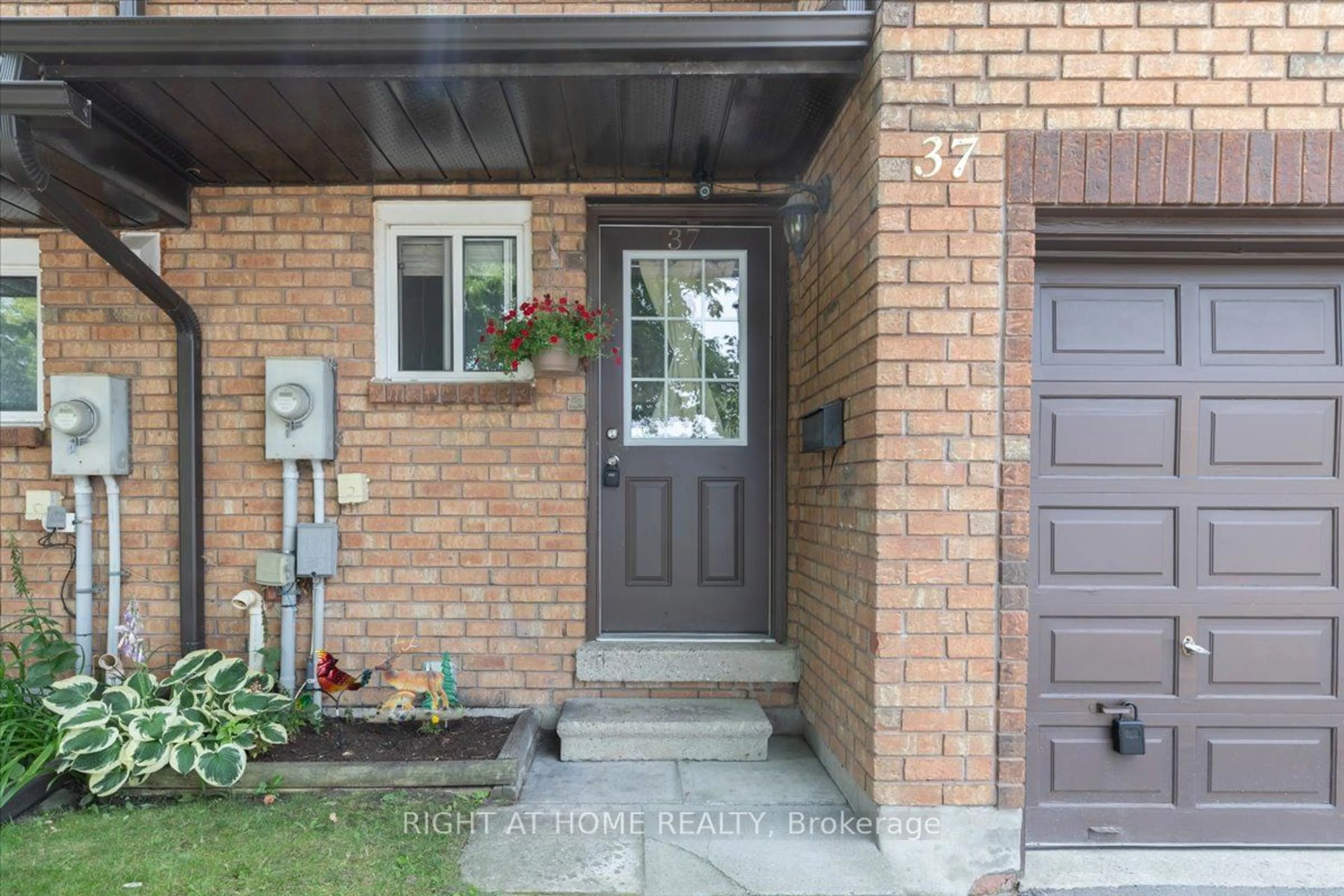 Indoor entryway, wood floors for 37 Loggers Run, Barrie Ontario L4N 6W3