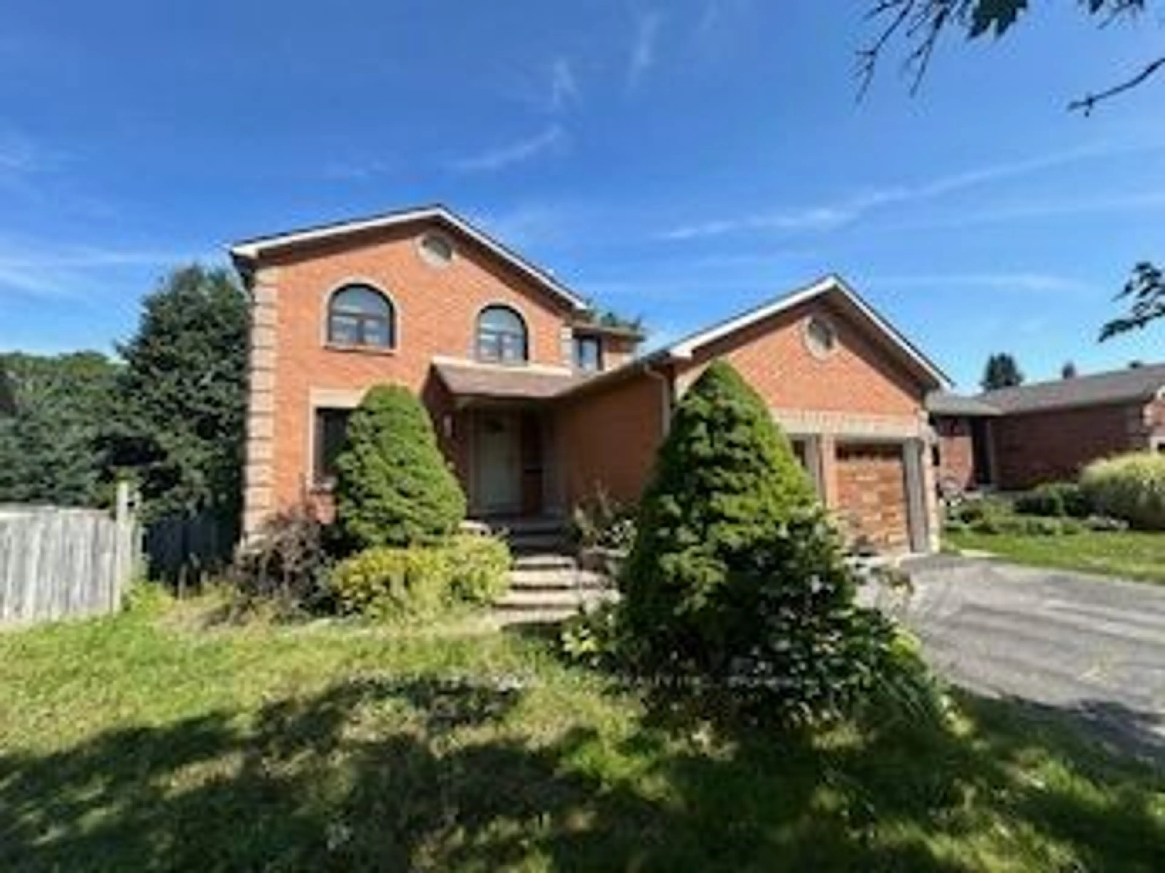 Frontside or backside of a home, cottage for 7 Nugent Crt, Barrie Ontario L4N 7A9