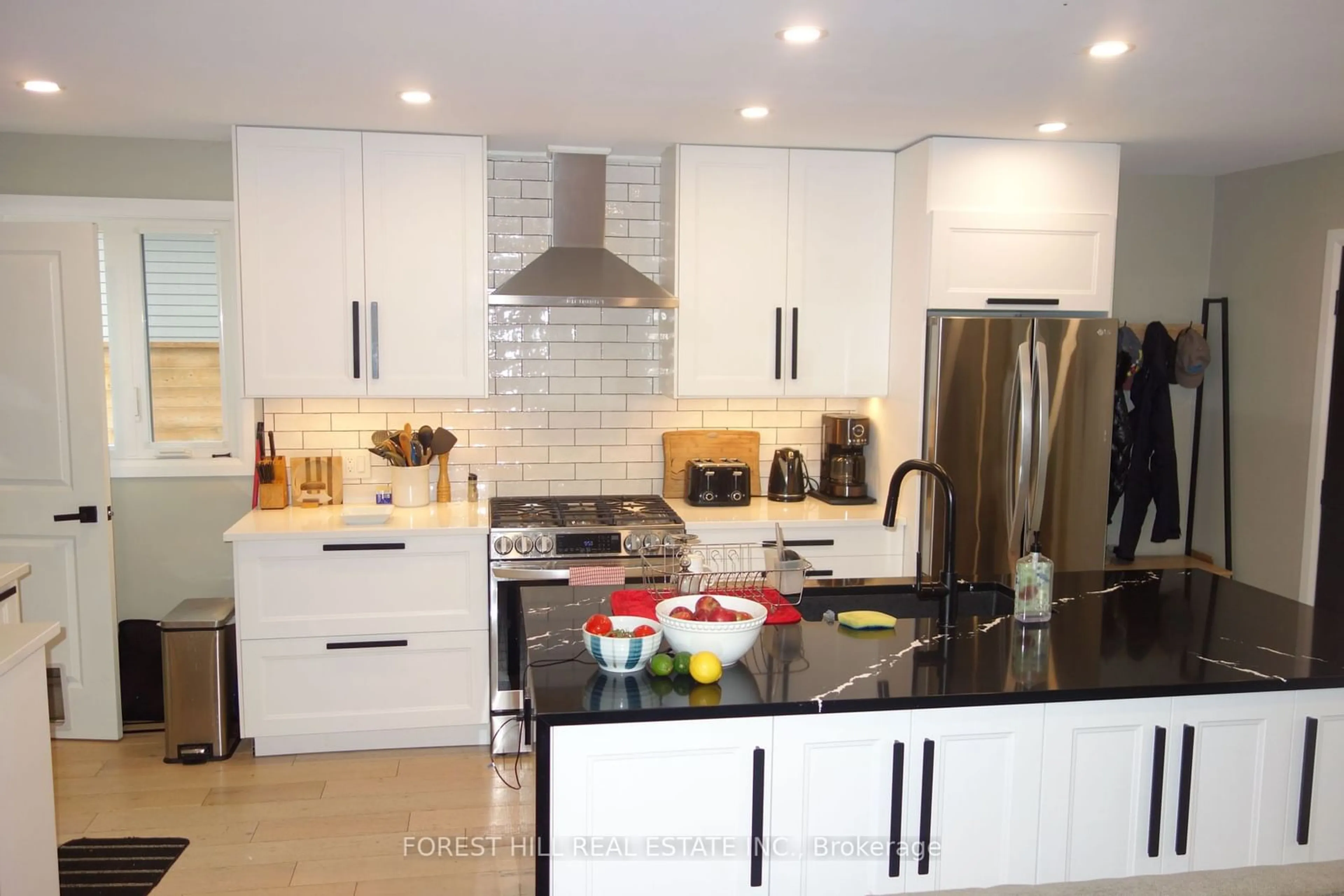 Contemporary kitchen, ceramic floors, cottage for 6 Leslie Dr, Collingwood Ontario L9Y 4P2