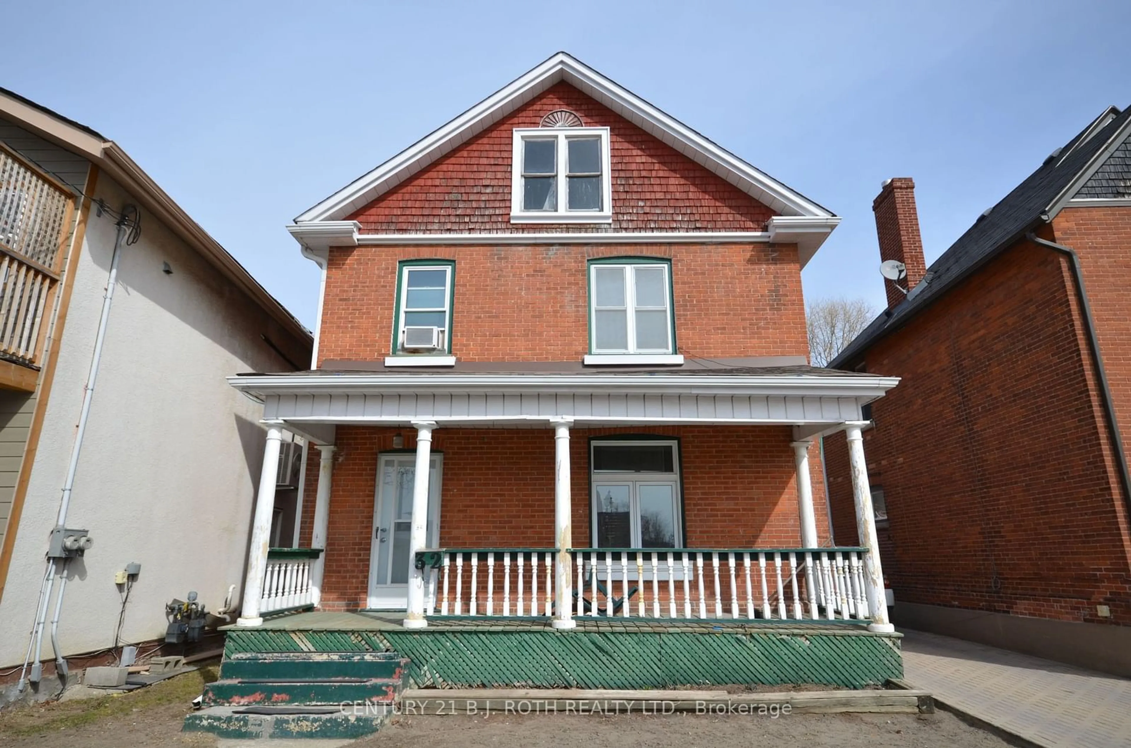 Home with brick exterior material for 32 MCDONALD St, Barrie Ontario L4M 1P1