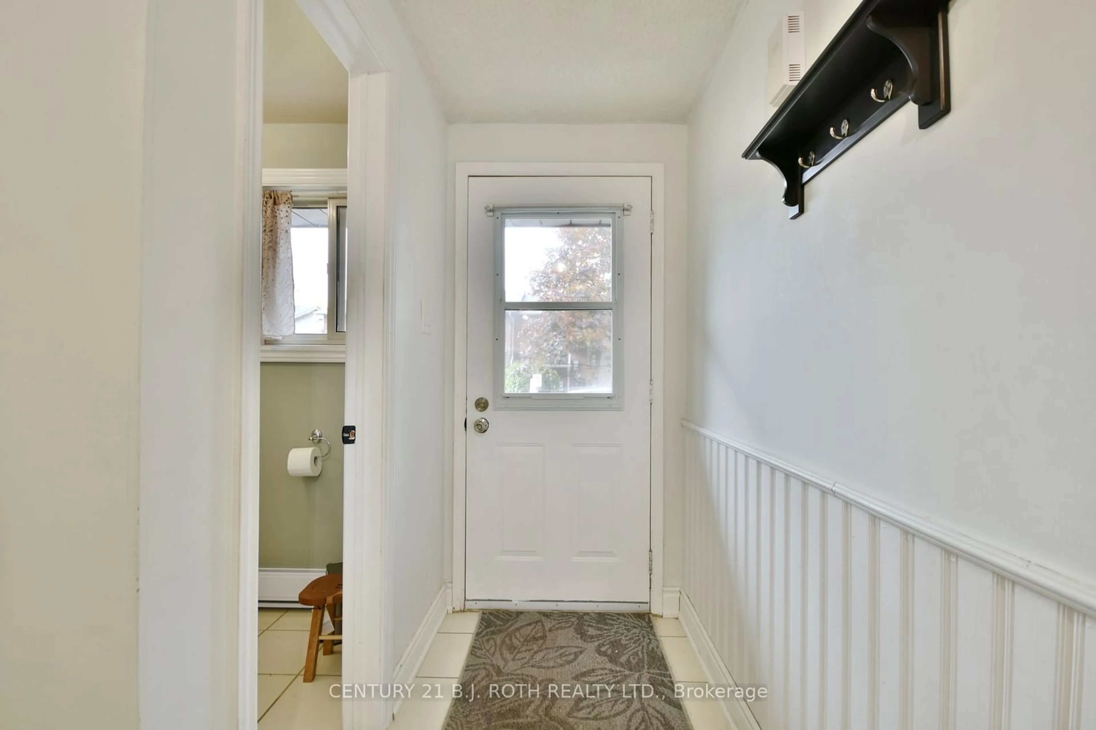 Indoor entryway, wood floors for 11 Pheasant Tr, Barrie Ontario L4N 6W4