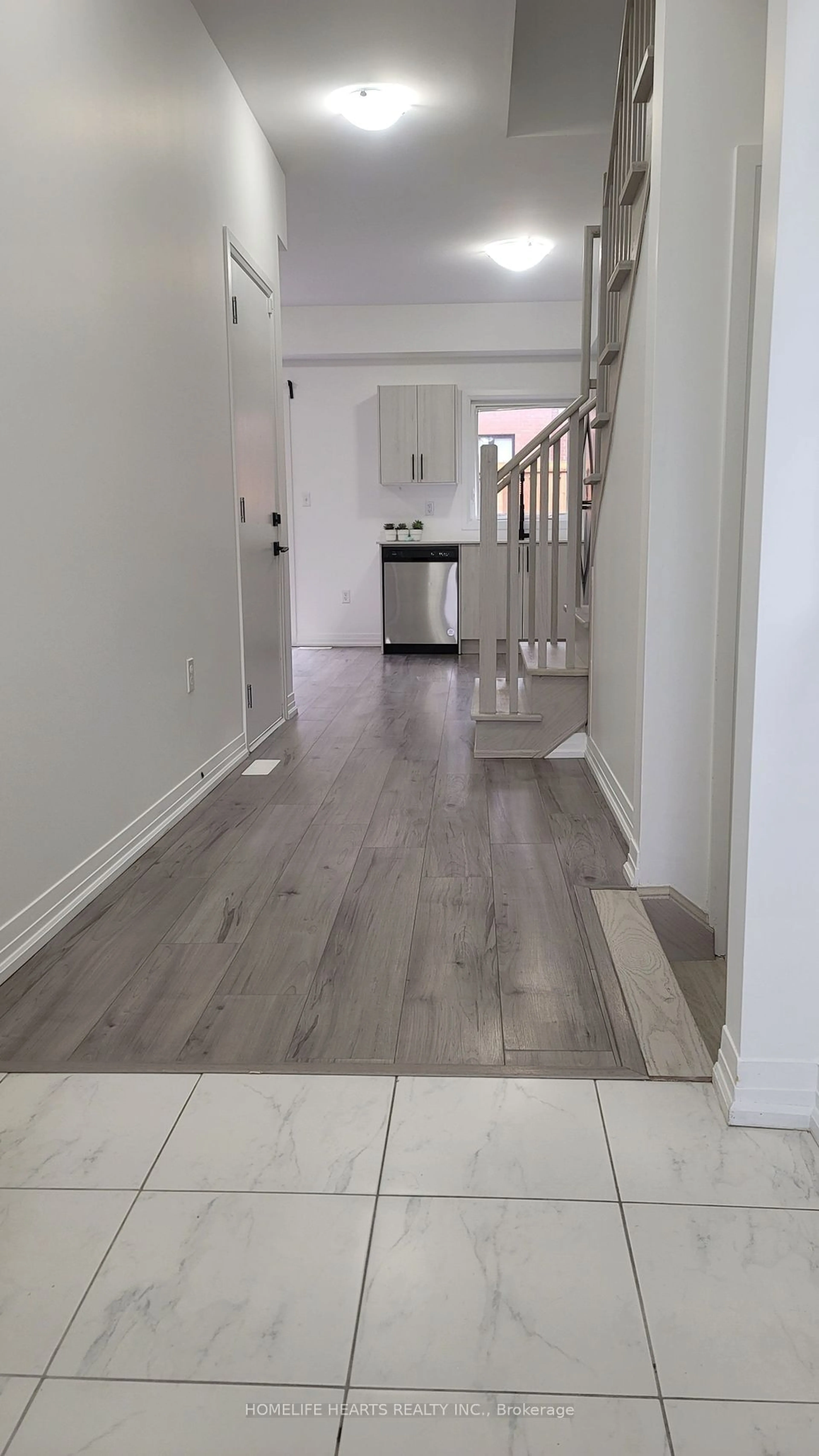 Indoor entryway, wood floors for 79 Gateland Dr, Barrie Ontario L4N 6K7