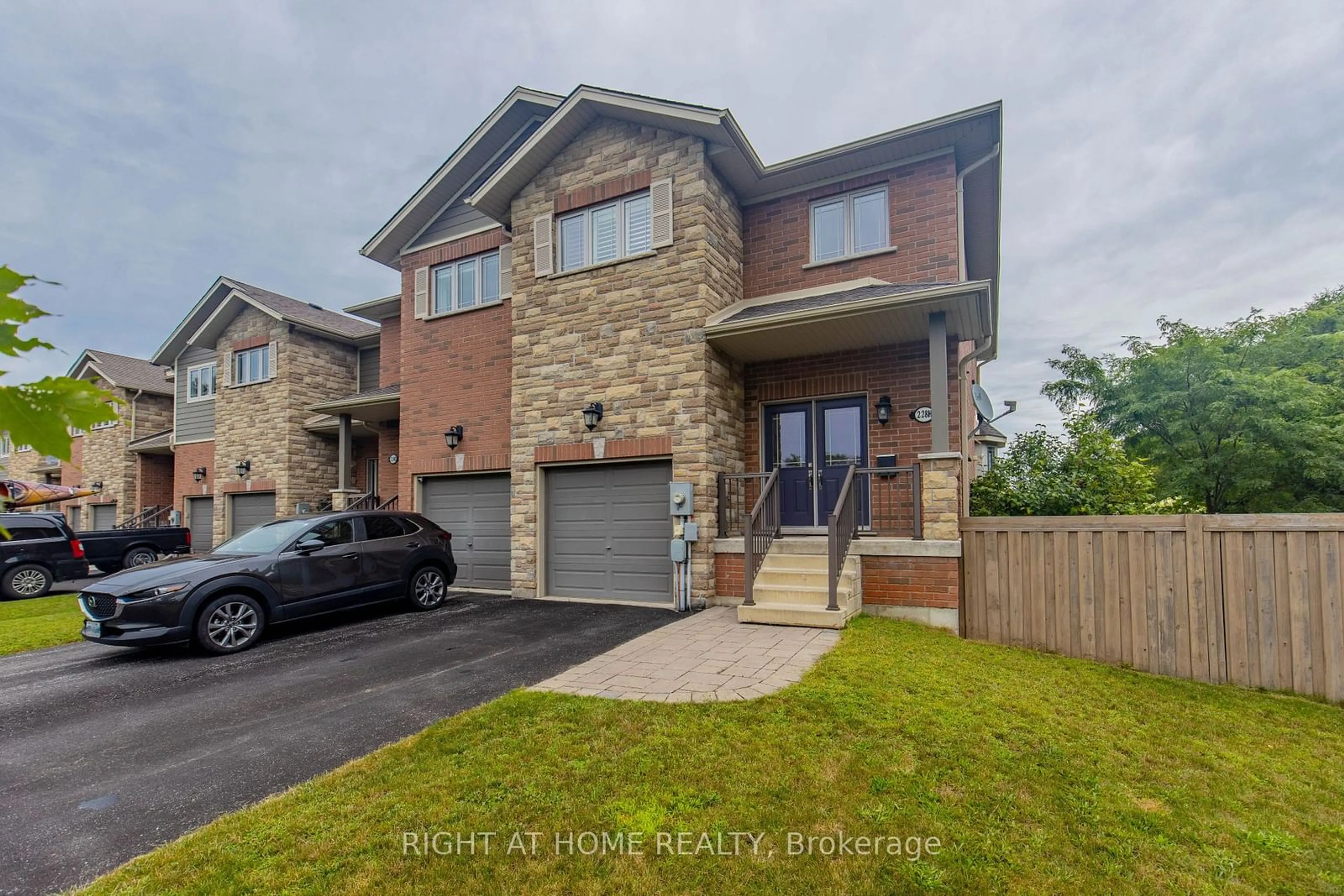 A pic from exterior of the house or condo, the street view for 228H Crawford St, Barrie Ontario L4N 3W7