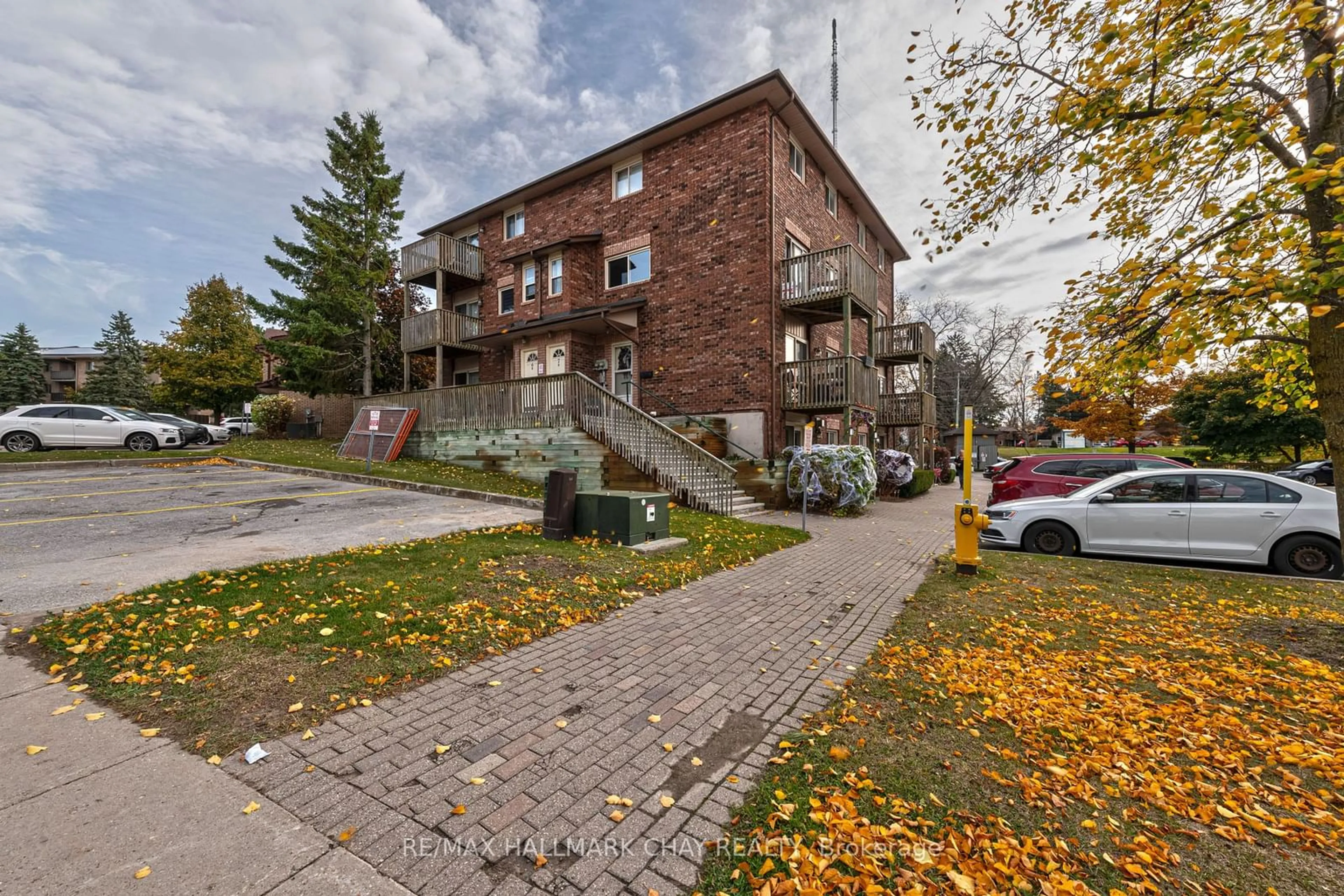 A pic from exterior of the house or condo, the street view for 9 Meadow Lane #2, Barrie Ontario L4N 6Z1