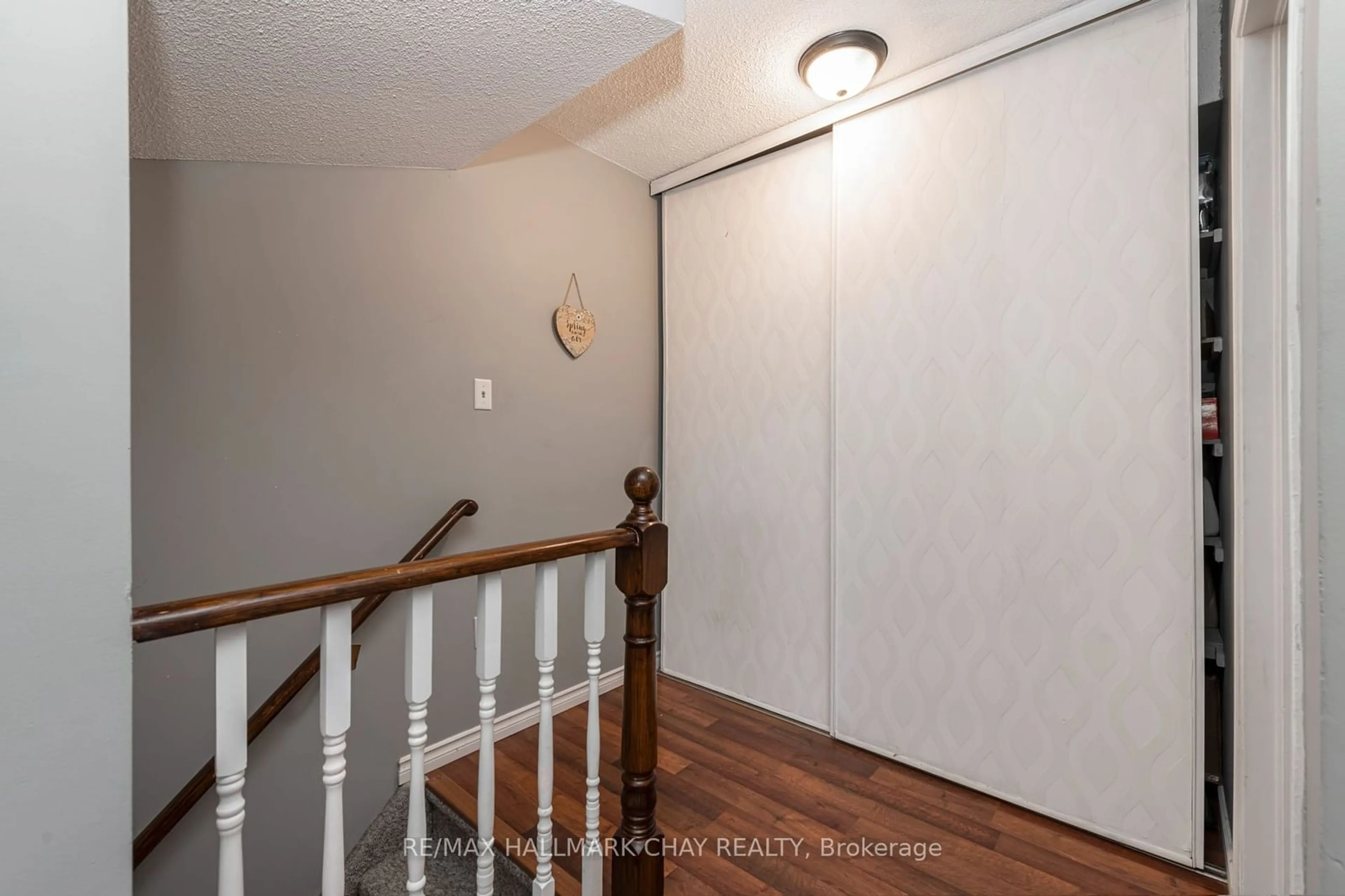 Indoor entryway, wood floors for 9 Meadow Lane #2, Barrie Ontario L4N 6Z1