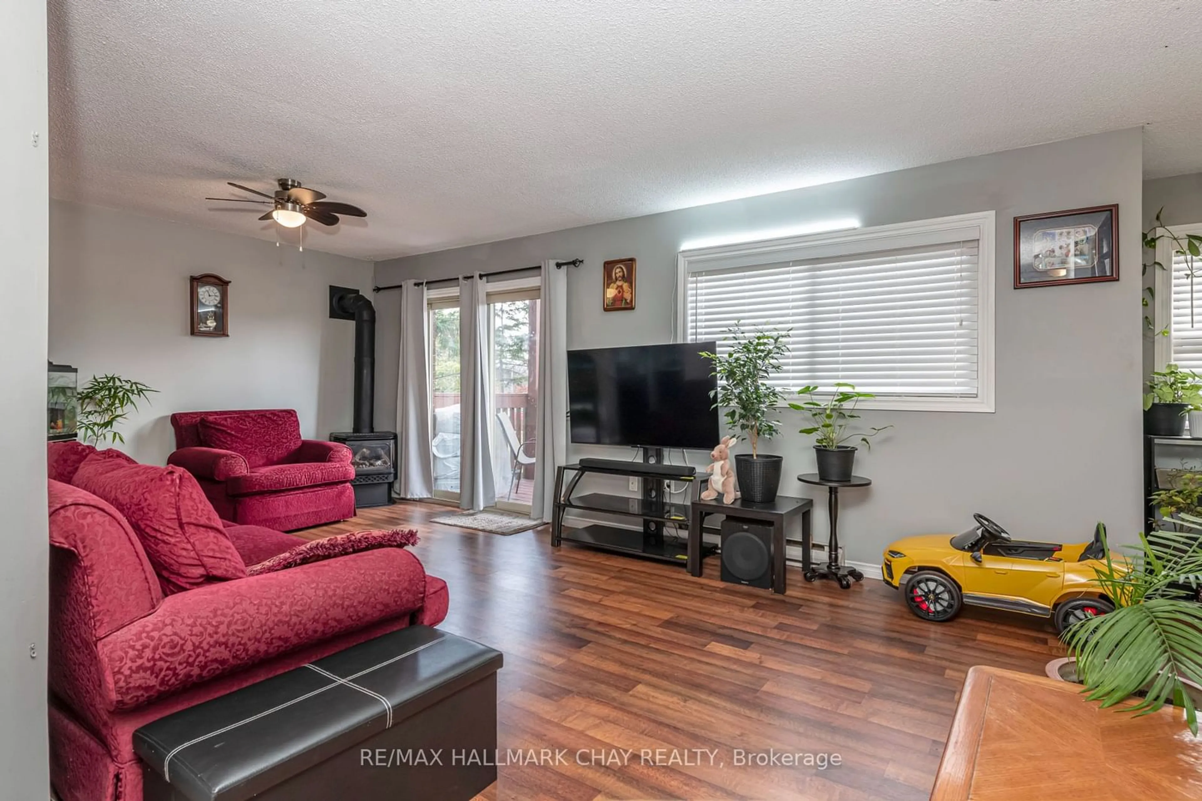 Living room, wood floors for 9 Meadow Lane #2, Barrie Ontario L4N 6Z1