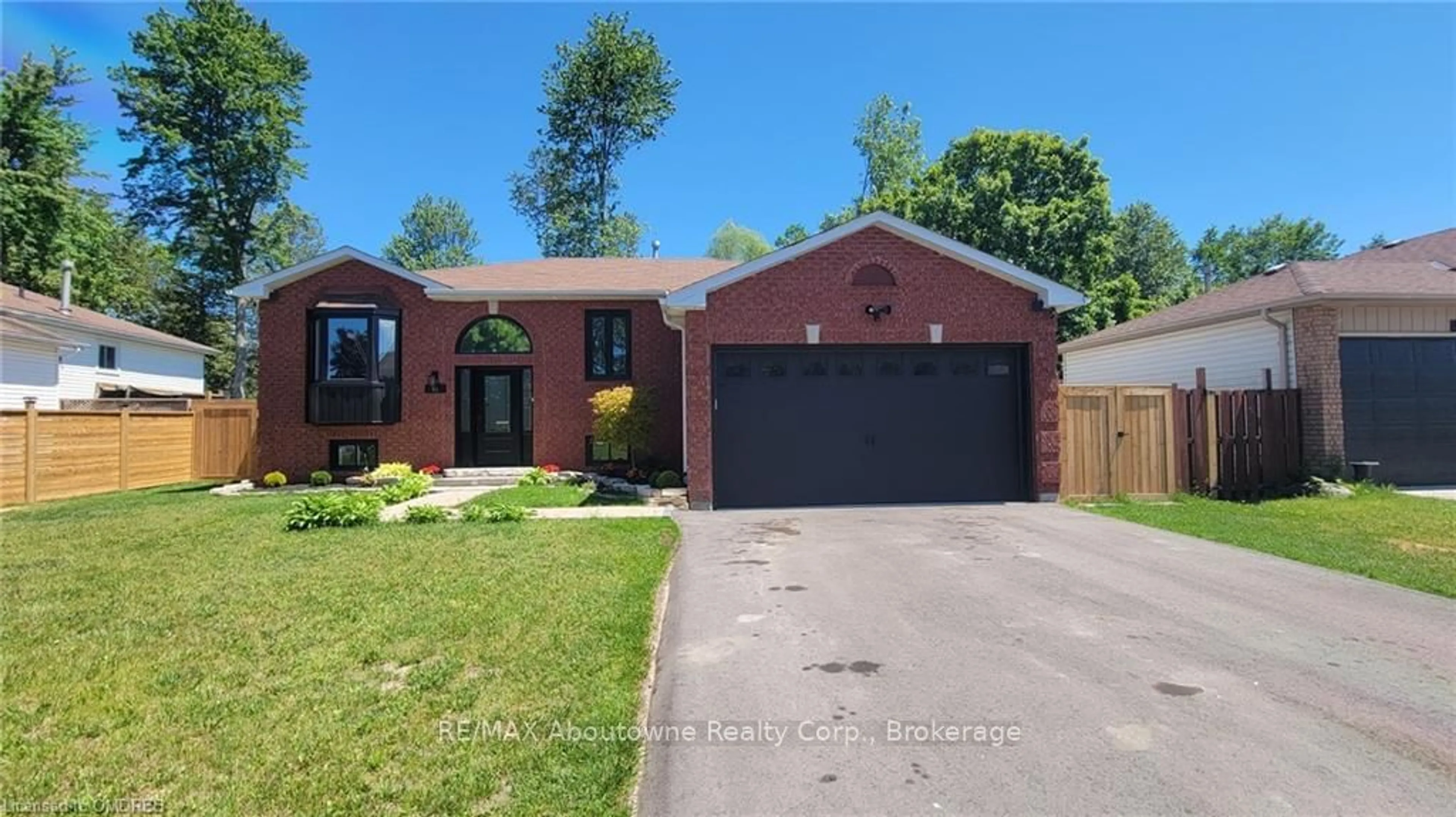 Frontside or backside of a home, the street view for 81 ROYAL BEECH Dr, Wasaga Beach Ontario L9Z 1H5