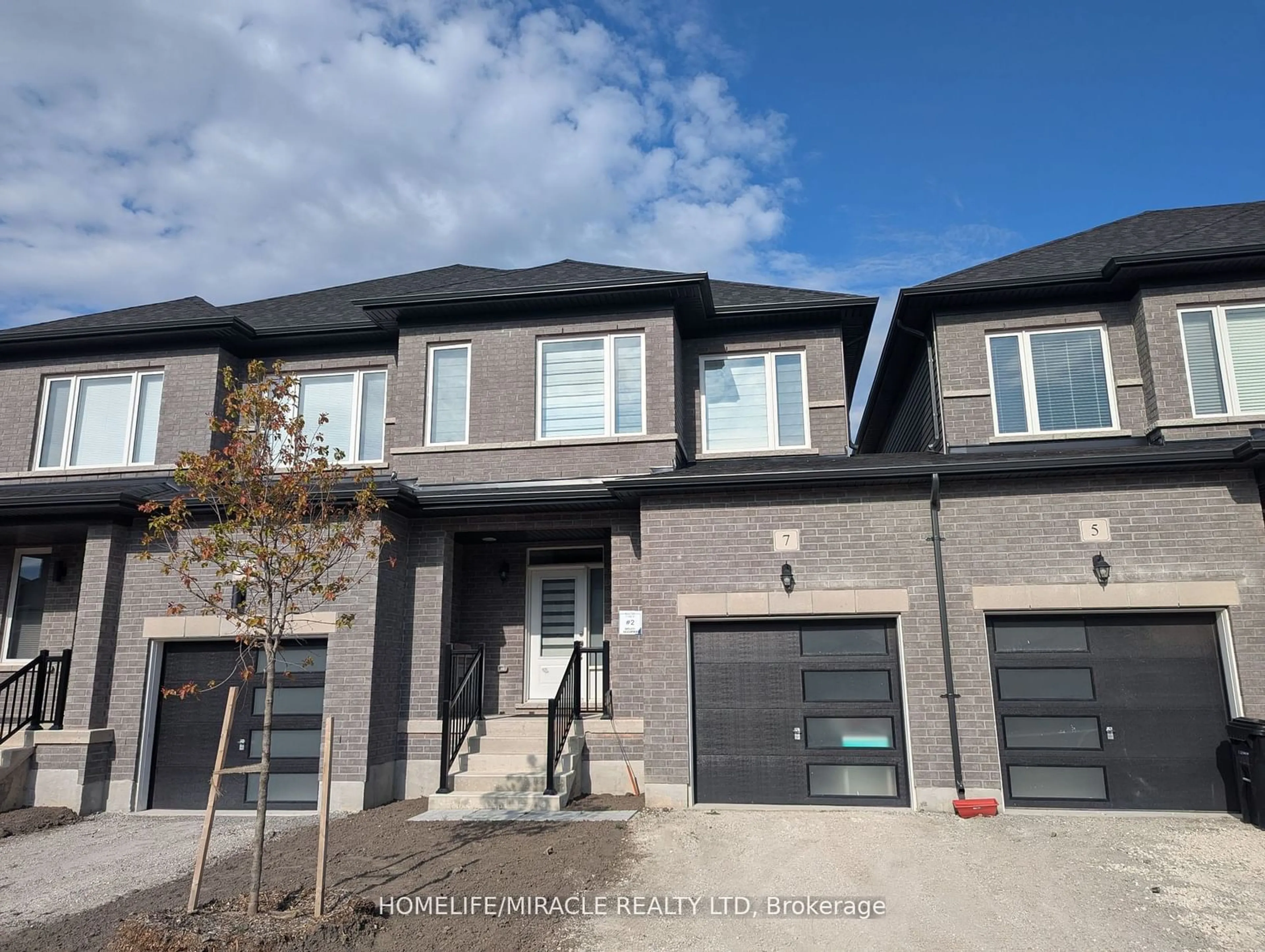 Frontside or backside of a home, the street view for 7 Lisa St, Wasaga Beach Ontario L9Z 0K9