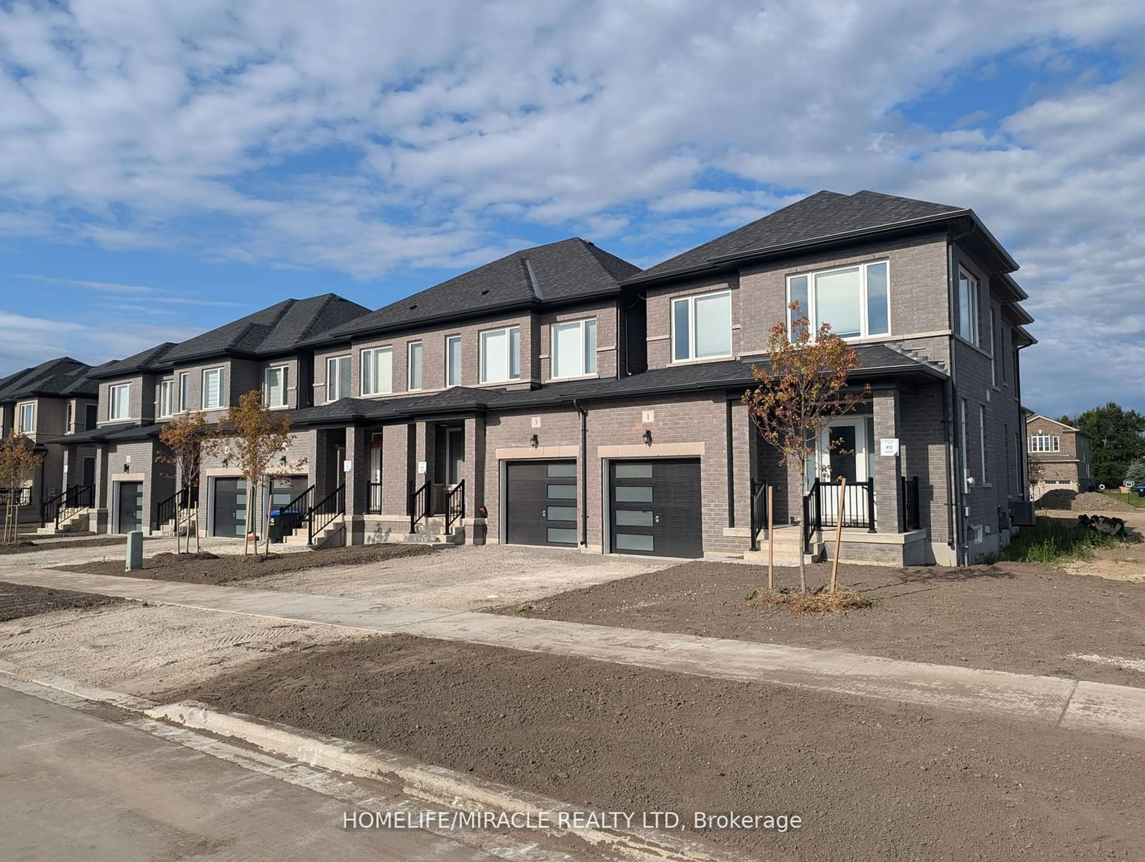 A pic from exterior of the house or condo, the street view for 7 Lisa St, Wasaga Beach Ontario L9Z 0K9