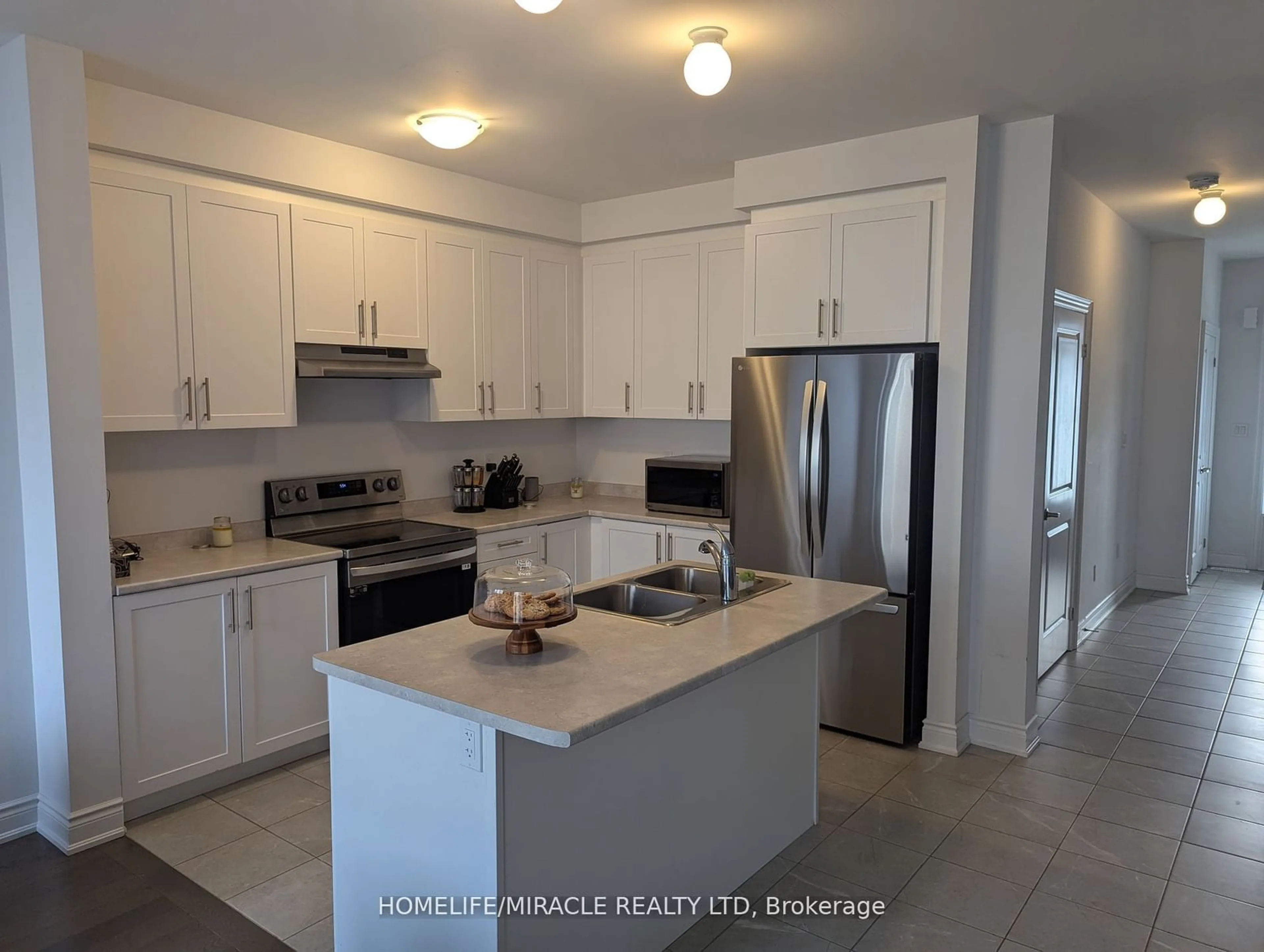 Open concept kitchen for 7 Lisa St, Wasaga Beach Ontario L9Z 0K9