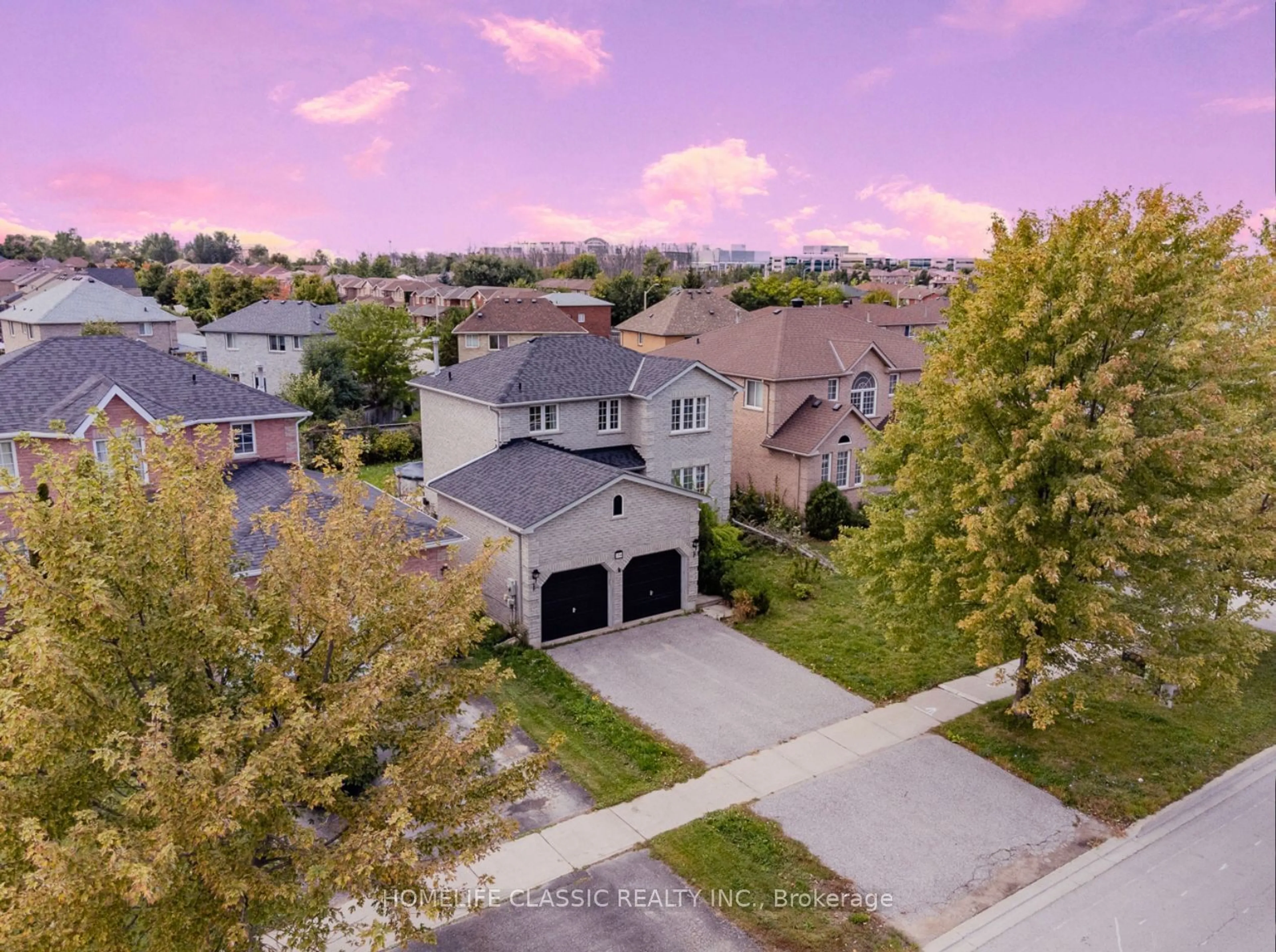 Frontside or backside of a home, the street view for 256 Johnson St, Barrie Ontario L4M 6S2