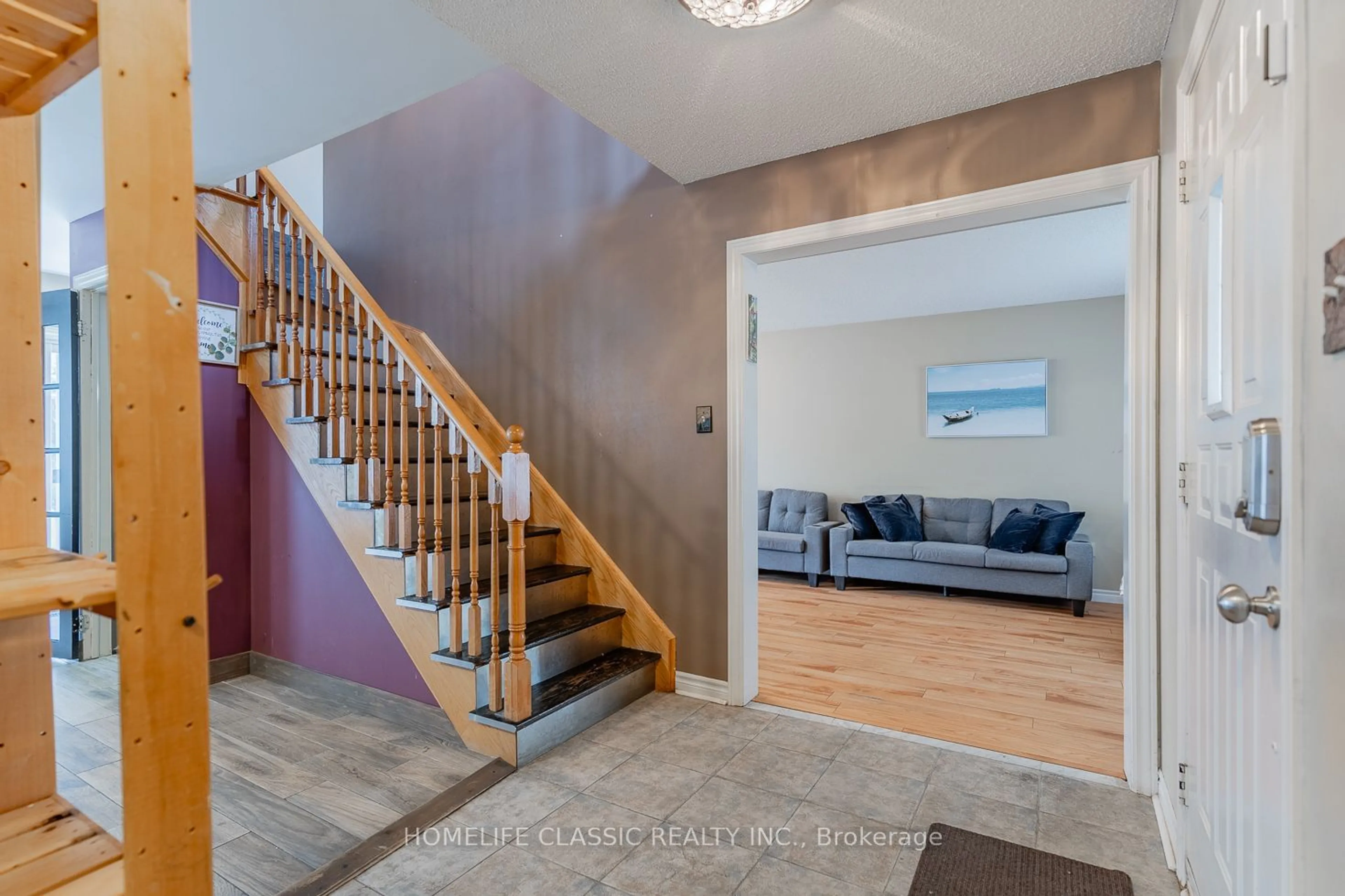 Indoor entryway, wood floors for 256 Johnson St, Barrie Ontario L4M 6S2