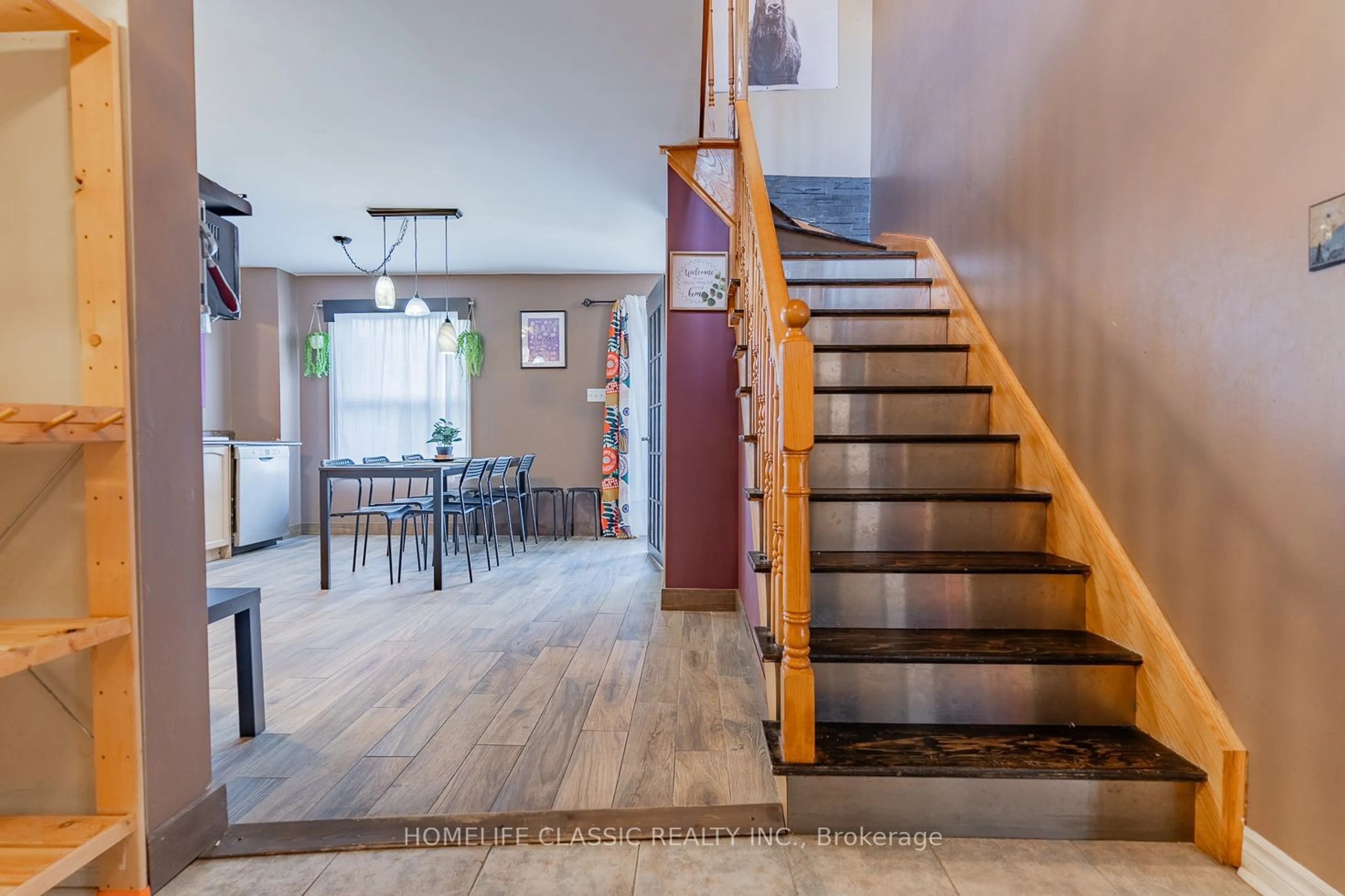 Indoor foyer, wood floors for 256 Johnson St, Barrie Ontario L4M 6S2