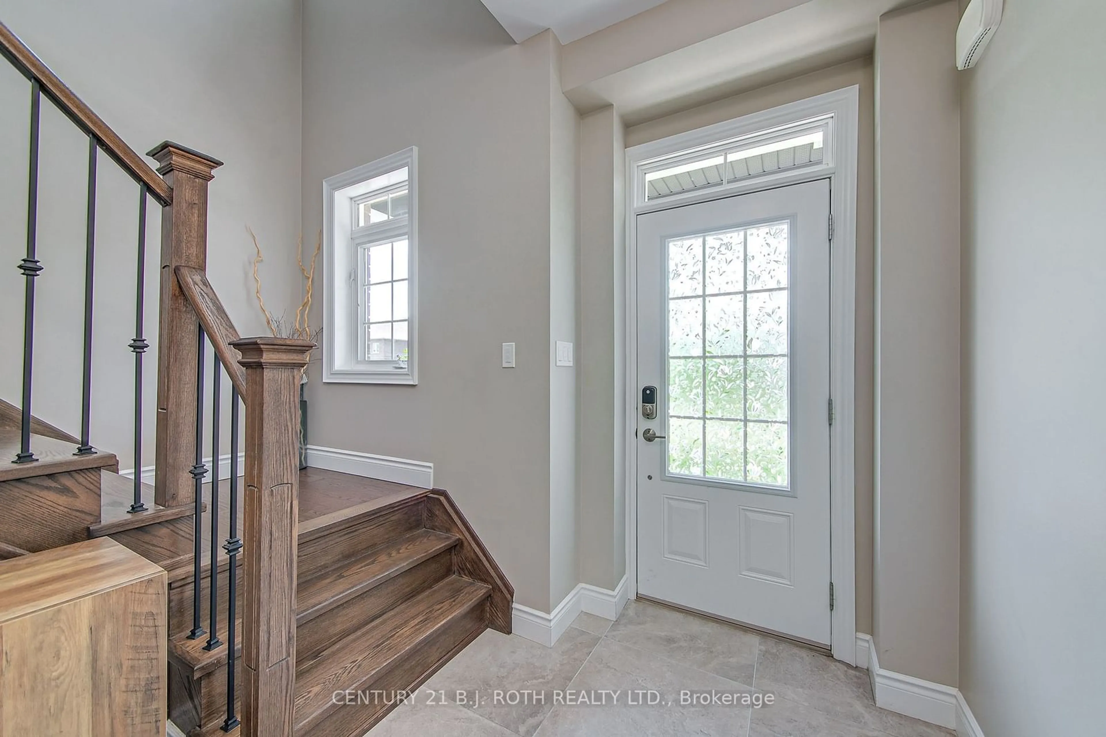 Indoor entryway, wood floors for 165 Bishop Dr, Barrie Ontario L4N 6X5