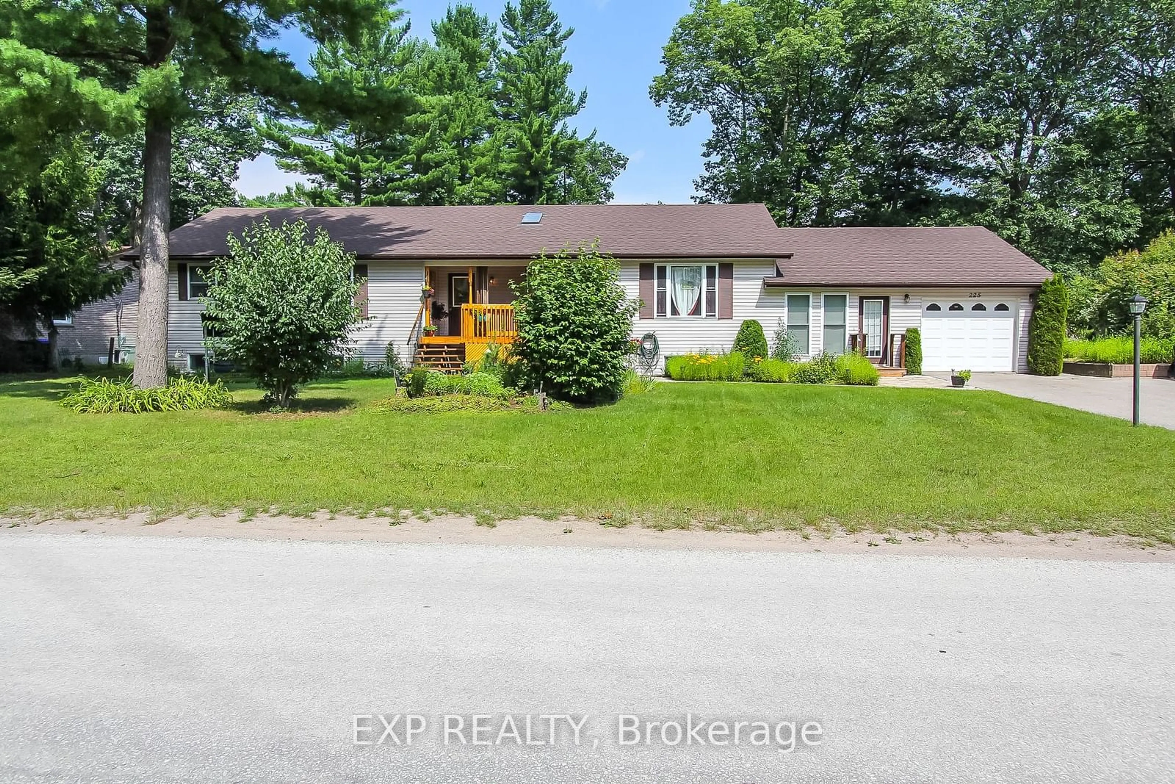 Frontside or backside of a home, cottage for 225 39th St, Wasaga Beach Ontario L9A 1S3