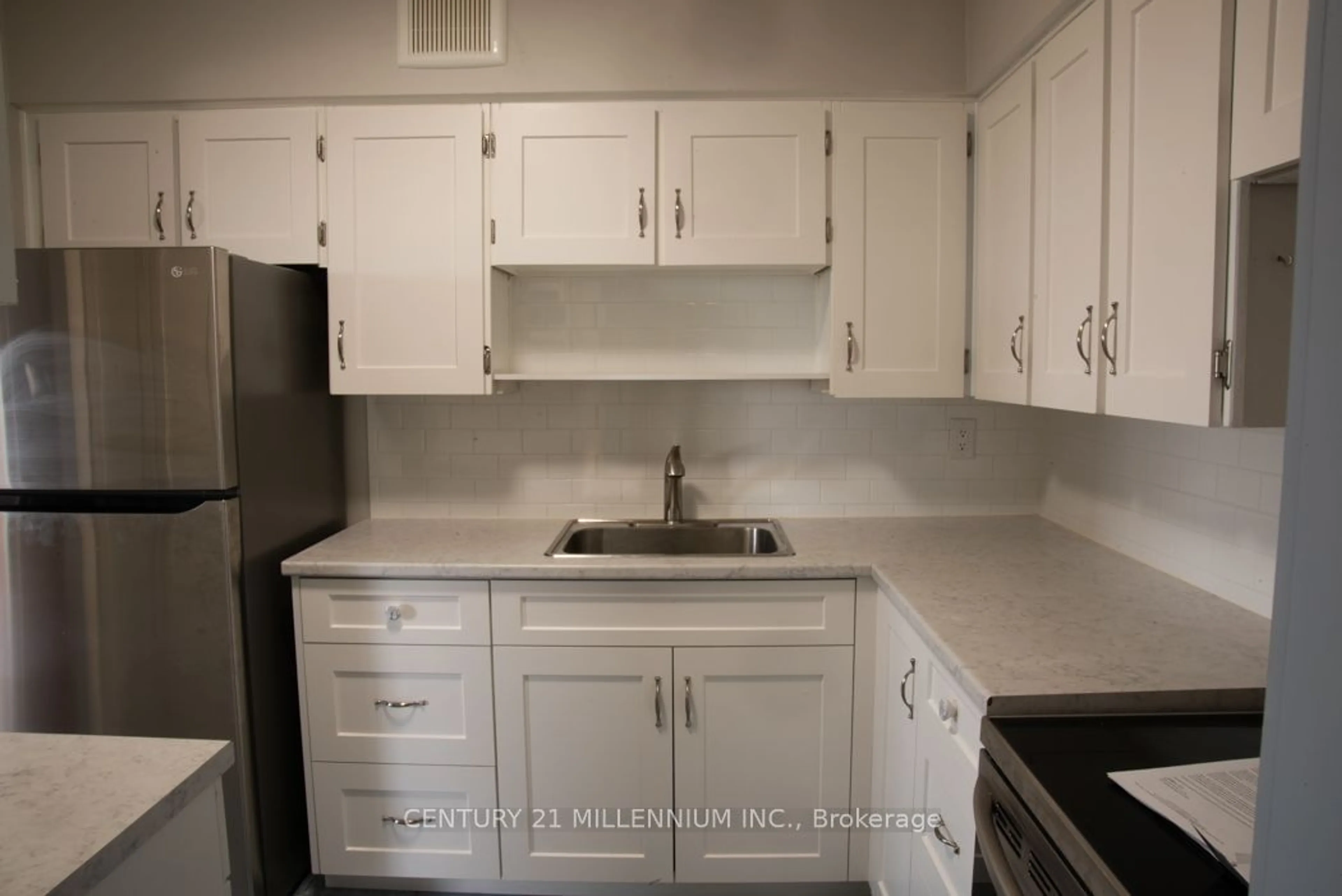 Standard kitchen for 460 Ontario St #403, Collingwood Ontario L9Y 4E5