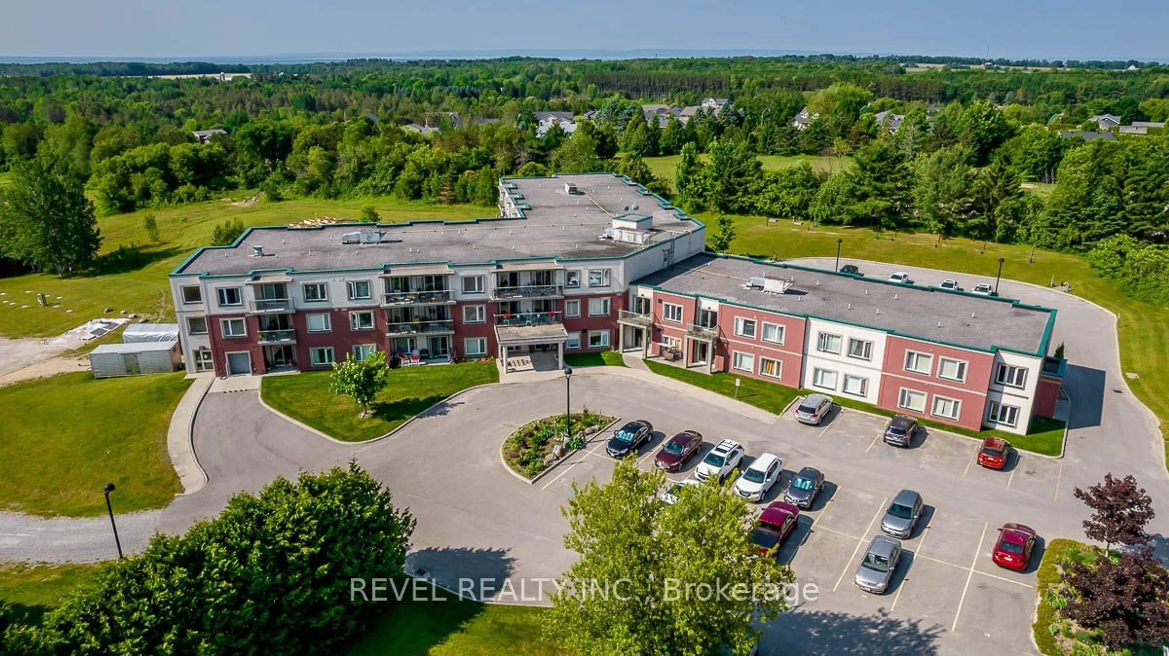 A pic from exterior of the house or condo, the front or back of building for 333 Lafontaine Rd #105, Tiny Ontario L9M 0H1