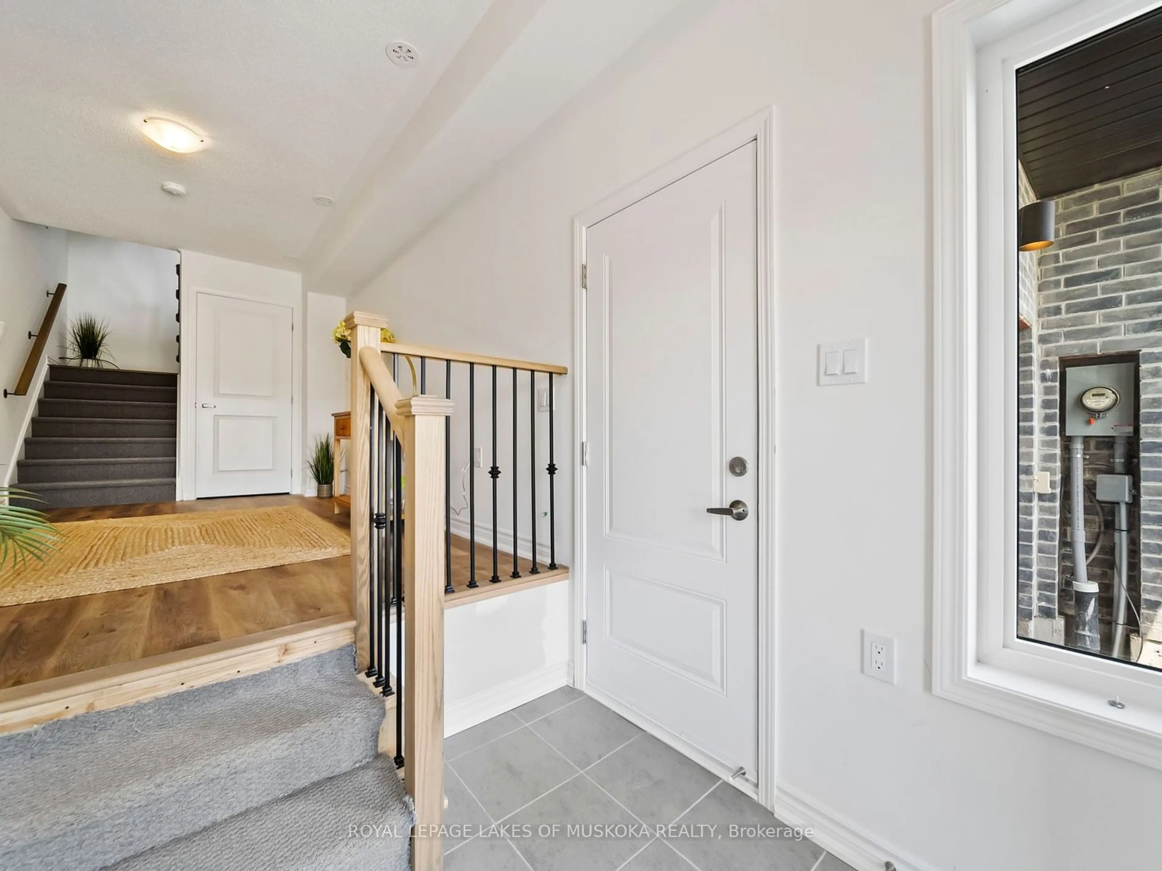 Indoor entryway, wood floors for 146 Elgin St, Orillia Ontario L3V 1S7