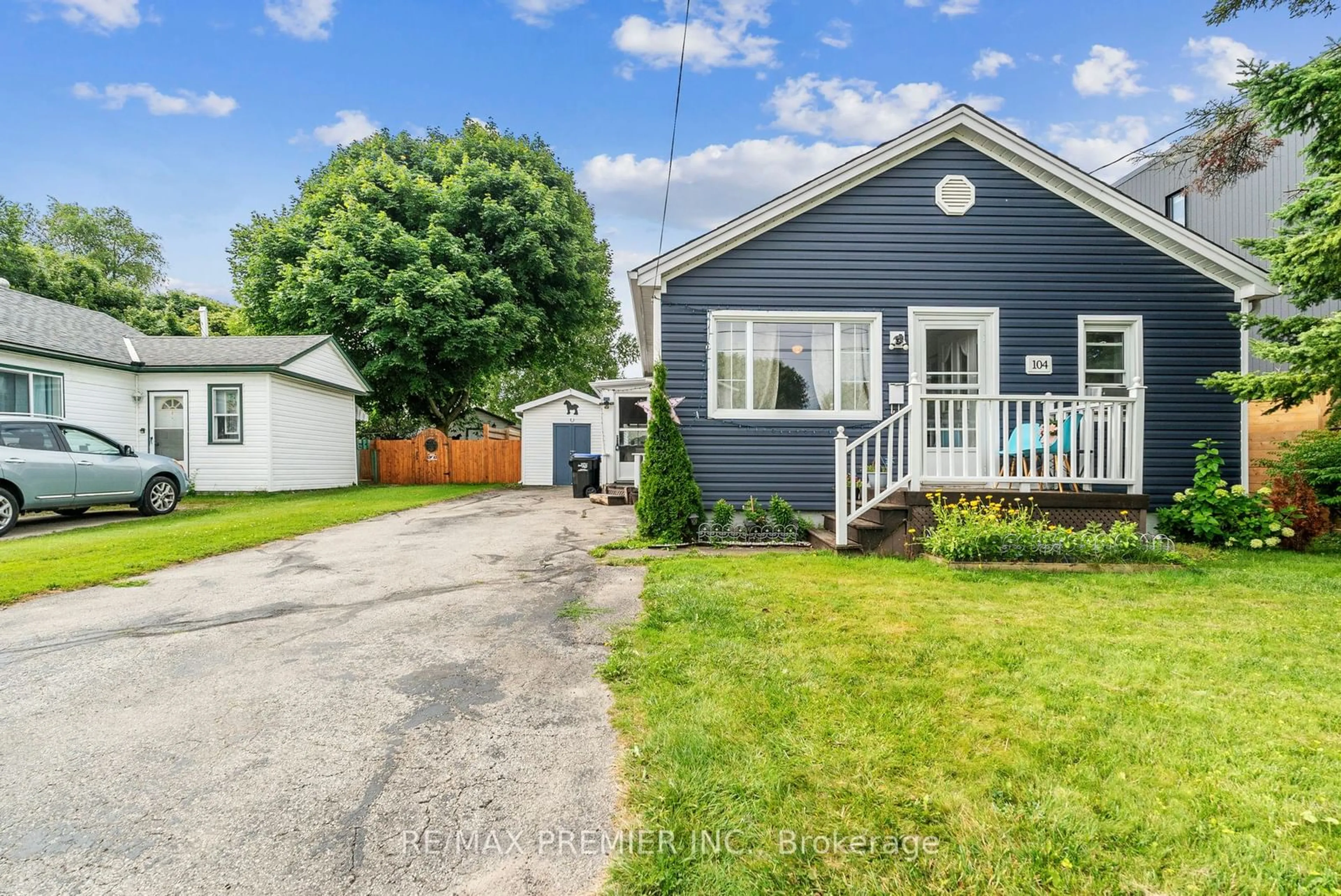 Frontside or backside of a home, cottage for 104 Rodney St, Collingwood Ontario L9Y 1E1